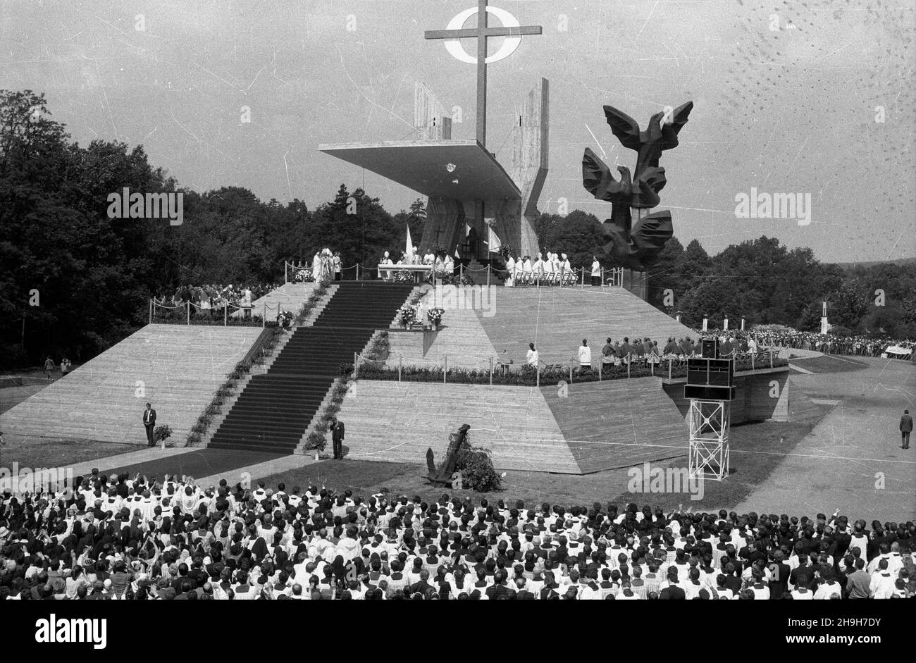 Szczecin, 1987-06-11.III pielgrzymka Ojca Œwiêtego Jana Paw³a II do Polski.Msza œwiêta dla rodzin na Jasnych B³oniach, podczas której papie¿ ukoronowa³ figureê Matki Bo¿ej Fatimskiej - dar ruchu maryjnego z USA i Francji.NZ. Widok o³tarza podczas mszy œwiêtej.W tle Pomnik Czynu Polaków. ppr PAP/CAF/Adam Hawa³ejSzczecin, 11 juin 1987.Troisième pèlerinage du Saint-Père Jean-Paul II en Pologne.La messe pour les familles de Jasne Blonie (Light Meadows) au cours de laquelle le pape a couronné la statue de mère de Dieu de Fatima, le don du mouvement Marial des États-Unis et de France.Sur la photo Banque D'Images