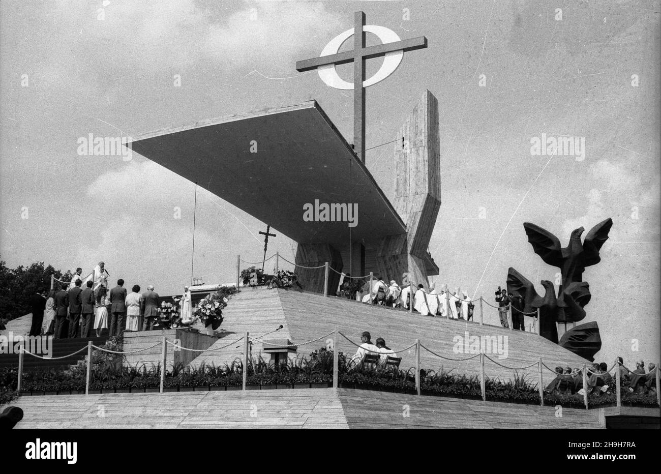 Szczecin, 1987-06-11.III pielgrzymka Ojca Œwiêtego Jana Paw³a II do Polski.Msza œwiêta dla rodzin na Jasnych B³oniach, podczas której papie¿ ukoronowa³ figureê Matki Bo¿ej Fatimskiej - dar ruchu maryjnego z USA i Francji.NZ. Widok o³tarza podczas mszy œwiêtej.W tle Pomnik Czynu Polaków. ppr PAP/CAF/Zbigniew MatuszewskiSzczecin, 11 juin 1987.Troisième pèlerinage du Saint-Père Jean-Paul II en Pologne.La messe pour les familles de Jasne Blonie (Light Meadows) au cours de laquelle le pape a couronné la statue de mère de Dieu de Fatima, le don du mouvement Marial des États-Unis et de France. Banque D'Images
