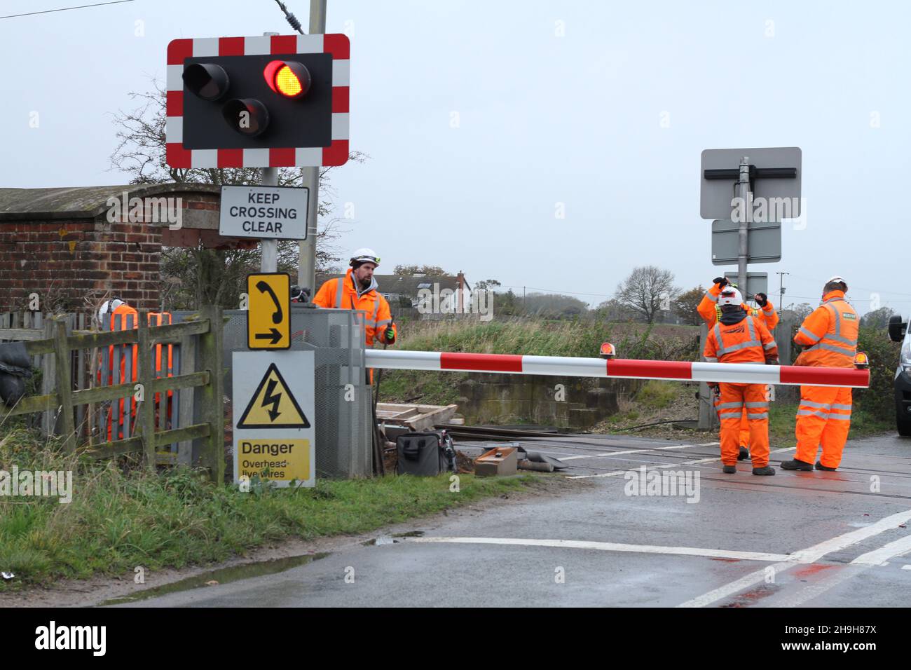 Frating, Royaume-Uni. 07th décembre 2021. Les ingénieurs vérifient le passage à niveau à Frating près de Colchester dans l'Essex après qu'une voiture soit accroché par un train de passage. Crédit : Eastern Views/Alamy Live News Banque D'Images