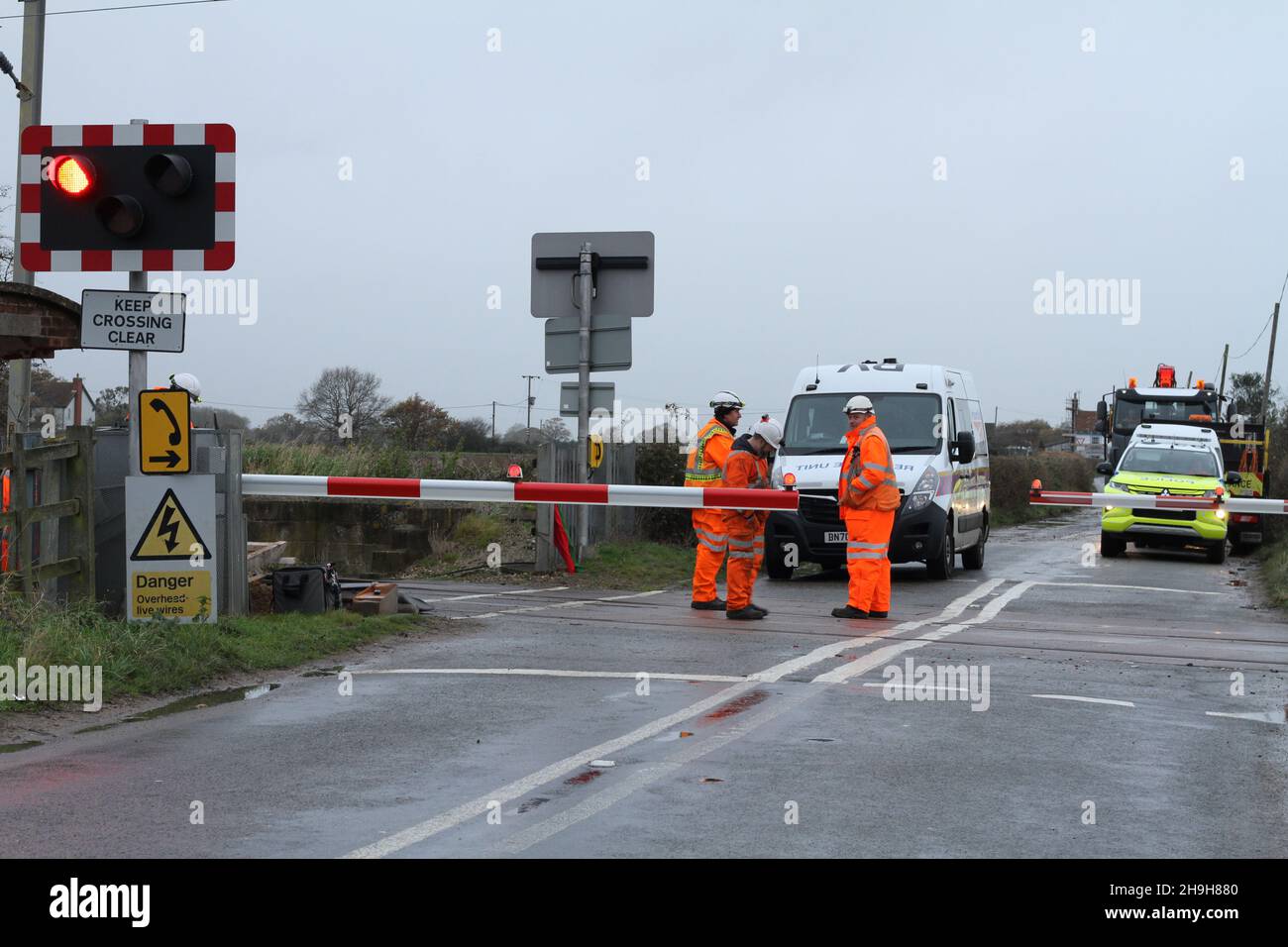 Frating, Royaume-Uni. 07th décembre 2021. Les ingénieurs vérifient le passage à niveau à Frating près de Colchester dans l'Essex après qu'une voiture soit accroché par un train de passage. Crédit : Eastern Views/Alamy Live News Banque D'Images