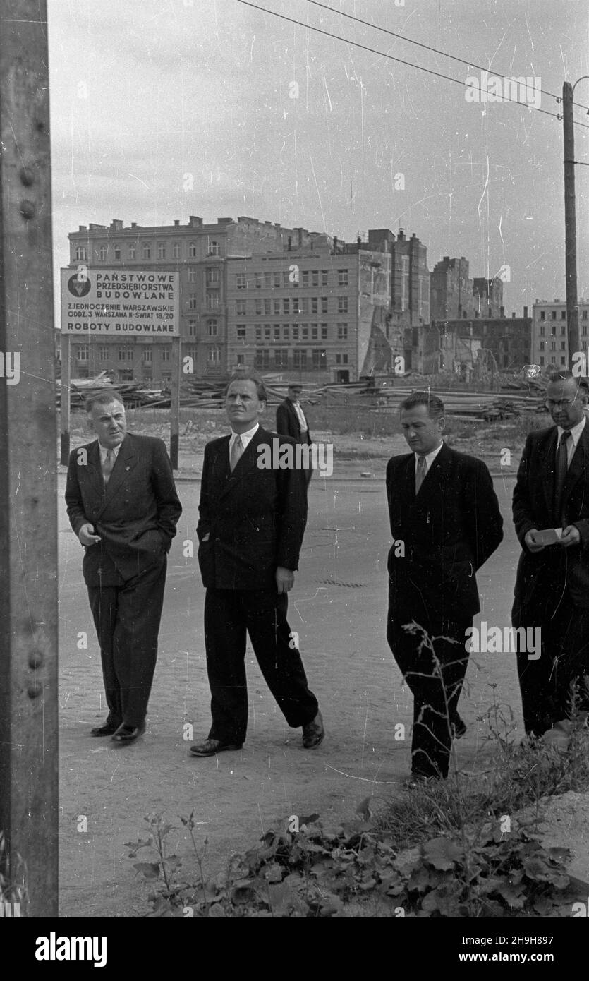 Varsovie, 1948-07.Wizyta delegacji Ministerstwa Rolnictwa Republiki Czechos³owackiej W Polsce.Podczas kilkudniowej wizyty W Warszawie goœcie zostali przyjêci przez prezydenta RP Boles³awa Bieruta, z³o¿yli wizytê W Ministerstwie Rolnictwa i Reform Rolnych i zwiedzili miasto.goœcie z Czechos³owacji podczas spaceru po Œródmieœciu, m.in.: ministre rolnictwa Republiki Czechos³owackiej Juliusz Diurisz (Diuris) (1L), pe³nomocnik do scrure rolnictwa i leœnictwa na S³owacjê Micha³ Faltan (3L) i wiceminister rollitwa Jerzy Kotiatko (2L) (CSR) Dok³adny Banque D'Images