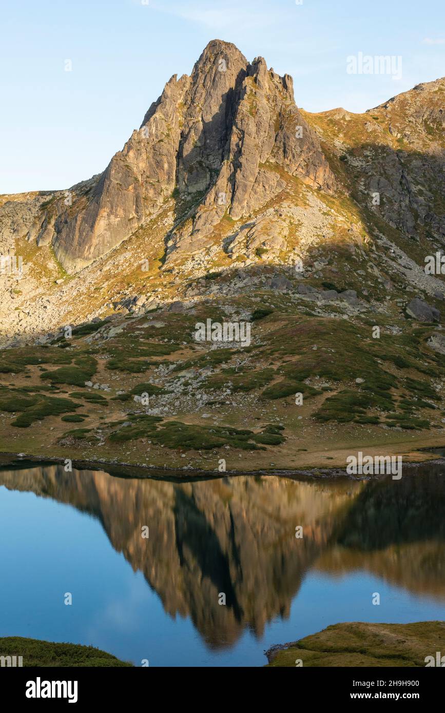 Pic de Haramiyata ou pic noir et réflexions dans le lac Twin au Seven Rila Lakes Circus, Rila Mountain, Bulgarie Banque D'Images