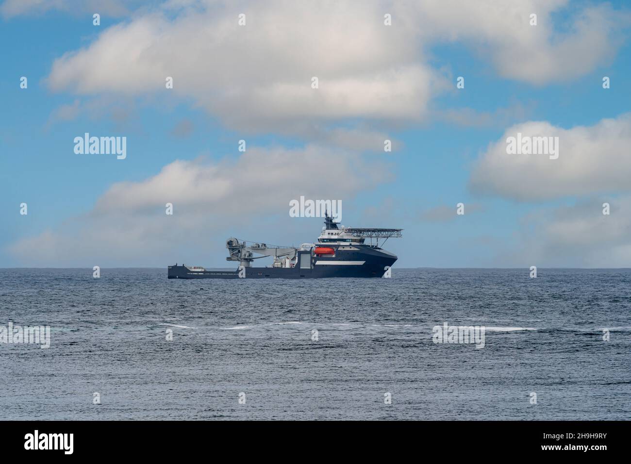 RUNDE, NORVÈGE - 2020 MAI 06.Navire-grue offshore en mer à l'extérieur de la piste de l'île Bird. Banque D'Images