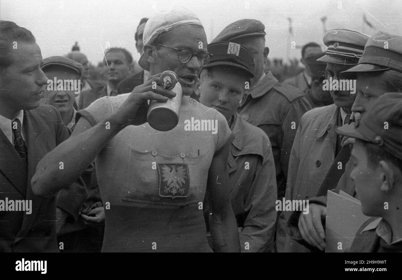 Varsovie, 1948-07-04.OD 22 czerwca do 4 lipca odbywa³ siê VII Kolarski Wyœcig Dooko³a Polski (Tour de Bologne).Ostatni, jedenasty etap z £odzi do Warszawy (134 km) koñczy³ siê na stadionie Wojskowego Klubu Sportowego Legia.Zdobywca djiego miejsca W klasyfikacji generalnej Lucjan Pietraszewski (Polska II). pw PAP/Wojciech KondrackiVarsovie, le 4 juillet 1948.La 7ème course cycliste Tour de Bologne a eu lieu du 22 juin au 4 juillet.La dernière, onzième étape de Lodz à Varsovie (134 km) s'est terminée au stade du club sportif militaire Legia.Photo : deuxième place dans la catégorie générale Banque D'Images