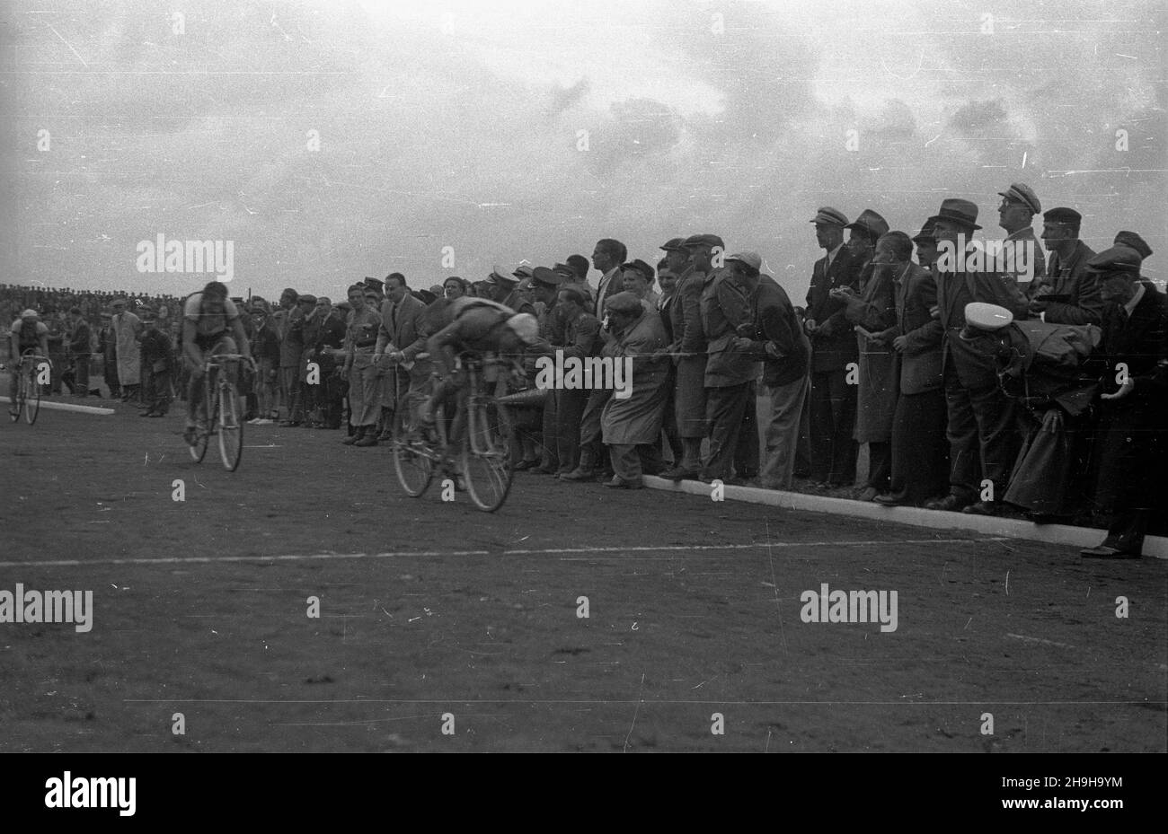 Varsovie, 1948-07-04.OD 22 czerwca do 4 lipca odbywa³ siê VII Kolarski Wyœcig Dooko³a Polski (Tour de Bologne).Ostatni, jedenasty etap z £odzi do Warszawy (134 km) koñczy³ siê na stadionie Wojskowego Klubu Sportowego Legia.NZ. Kolarze na mecie stadionu WKS Legia. pw PAP/Wojciech KondrackiVarsovie, le 4 juillet 1948.La 7ème course cycliste Tour de Bologne a eu lieu du 22 juin au 4 juillet.La dernière, onzième étape de Lodz à Varsovie (134 km) s'est terminée au stade du club sportif militaire Legia.Photo : cyclistes à l'arrivée du stade Legia. pw PAP/Wojciech Kondracki Banque D'Images