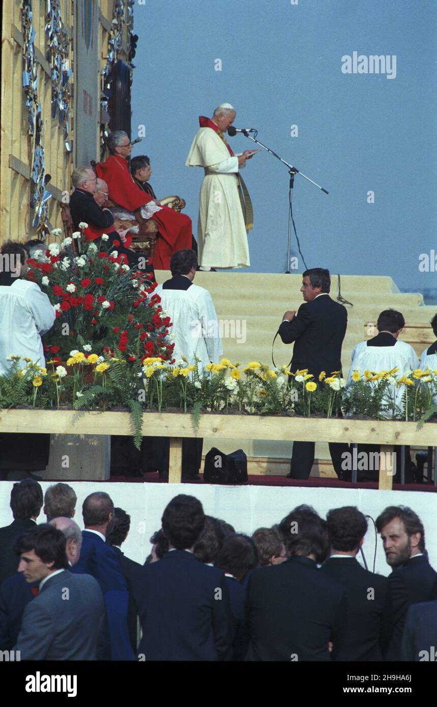 Cracovie 10.06.1987.III pielgrzymka papie¿a Jana Paw³a II do Polski.Œwiêtego zmieszkañcami Krakowa na B³oniach po³¹czone z liturgi¹ s³owa.siedz¹. od lewej Stanis³aw: biskup kardyna³ Smoleñski, kardyna³ Agostino Casaroli, Metropolita krakowski kardyna³ Franciszek Macarski, prymas Polski¿Józef Glemp. uu PAP/Tomasz Pra mowskiCracovie 10 juin 1987.Le pape Jean-Paul II lors de son troisième pèlerinage en Pologne.Le pape rencontre les habitants de Cracovie dans les prés de Blonia.Photo de la séance de gauche: Mgr Stanislaw Smolenski, Cardinal Agostino Casaroli, Archevêque Crakow Franciszek Banque D'Images