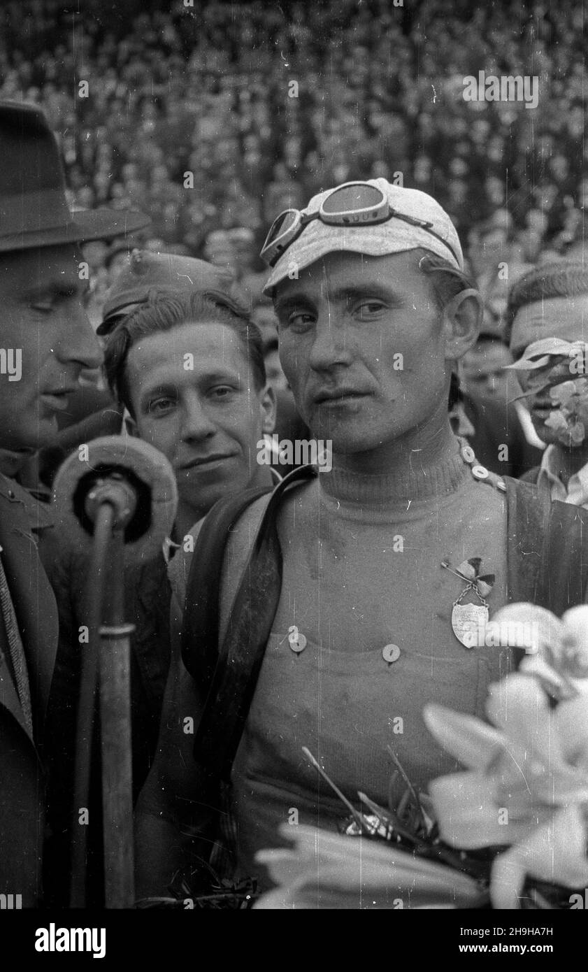 Varsovie, 1948-07-04.OD 22 czerwca do 4 lipca odbywa³ siê VII Kolarski Wyœcig Dooko³a Polski (Tour de Bologne).Ostatni, jedenasty etap z £odzi do Warszawy (134 km) koñczy³ siê na stadionie Wojskowego Klubu Sportowego Legia.Zwyciêzca ostatniego etapu i ca³ego wyœcigu Wac³aw Wójcik (Polska i) udziela wywiadu stenwolzdawcy Polskiego Radia. pw PAP/Wojciech KondrackiVarsovie, le 4 juillet 1948.La 7ème course cycliste Tour de Bologne a eu lieu du 22 juin au 4 juillet.La dernière, onzième étape de Lodz à Varsovie (134 km) s'est terminée au stade du club sportif militaire Legia.Photo : le gagnant o Banque D'Images