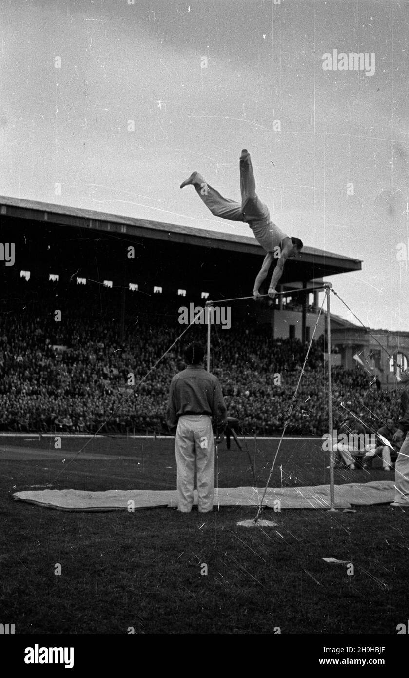 Varsovie, 1948-07-11.Zespó³ 480 gimnastyków radzieckich, powracaj¹cy do kraju ze Zlotu Soko³ów W Pradze, da³ pops na stadionie Wojskowego Klubu Sportwego Legia.NZ. Pokazy indywidualne mistrzów sportu, æwiczenia na dr¹¿ku. mw PAPVarsovie, le 11 juillet 1948.Une équipe de 480 gymnastes soviétiques, revenant d'un rassemblement des associations de gymnastique de Sokol à Prague, a présenté un spectacle au stade du Club sportif militaire Legia.Photo : expositions individuelles par des champions sportifs, exercices de bar. mw PAP Banque D'Images