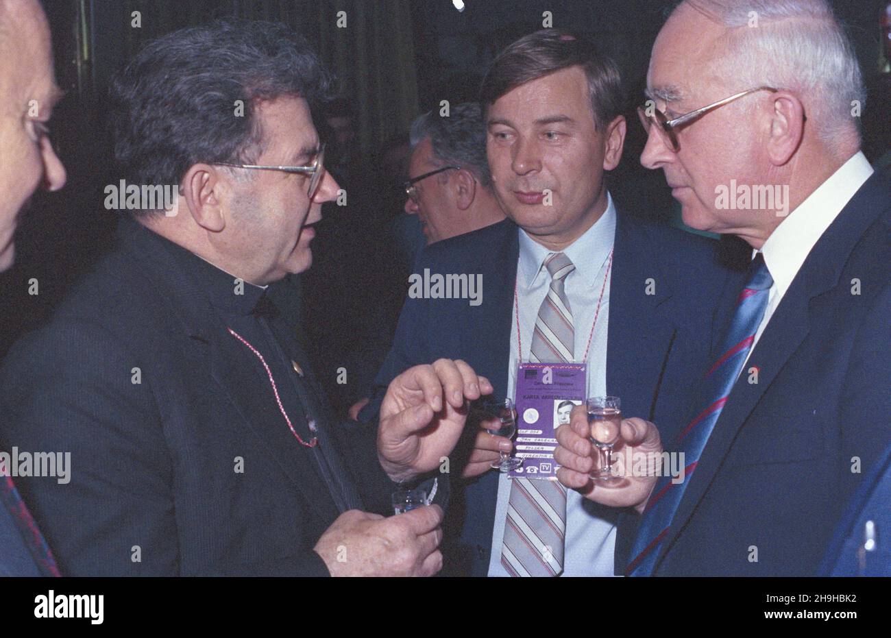 Varsovie 08.06.1987.III pielgrzymka papie¿a Jana Paw³a II do Polski.Coctail W Hotelu Europejskim.ksi¹dz Alojzy Orszulik (L), redaktor naczelny Polskiej Agencji Interpress Jan Grzelak (C), ministre-kieronik Urzêdu ds.Wyznañ W³adys³aw Loranc (P). ka PAP/Jerzy OchoñskiVarsovie, le 8 juin 1987.Troisième pèlerinage du Pape Jean-Paul II en Pologne.Photo : le Rév. Alojzy Orszulik (L), Jan Grzelak (C), directeur de l'Agence Interpress polonaise, et Wladyslaw Loranc (R) à une réception à l'hôtel Europejski. ka PAP/Jerzy Ochonski Banque D'Images