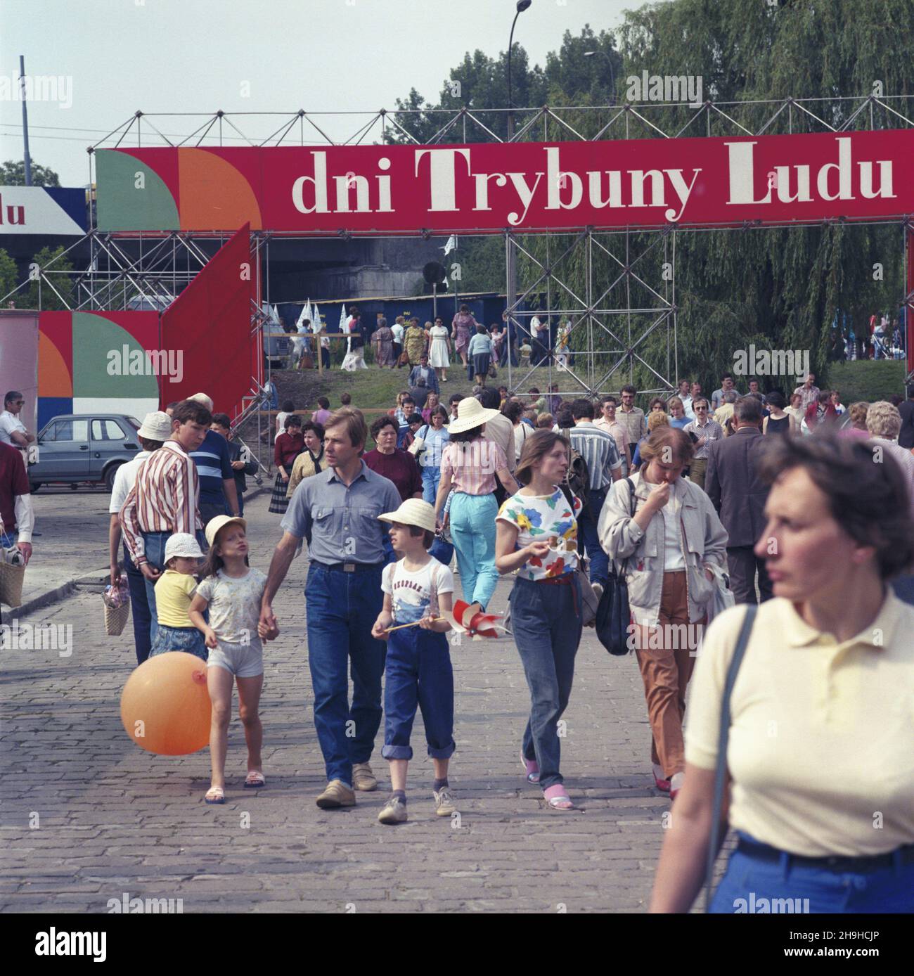 Varsovie 06.1987.Festyn zorganizowany z okazji Œwiêta Trybuny Ludu (organu prasowego Polskiej Zjednoczonej Partii Robotniczej), W dniach 19-21 czerwca. uu PAP/Jan Morek Dok³adny dzieñ wydarzenia nieustalony.Varsovie juin 1987.Une fête faisant la promotion du quotidien Trybuna Ludu (organe de presse du Parti des travailleurs Unis polonais) s'est tenue du 19 au 21 juin. uu PAP/Jan Morek Event Day unknown Banque D'Images