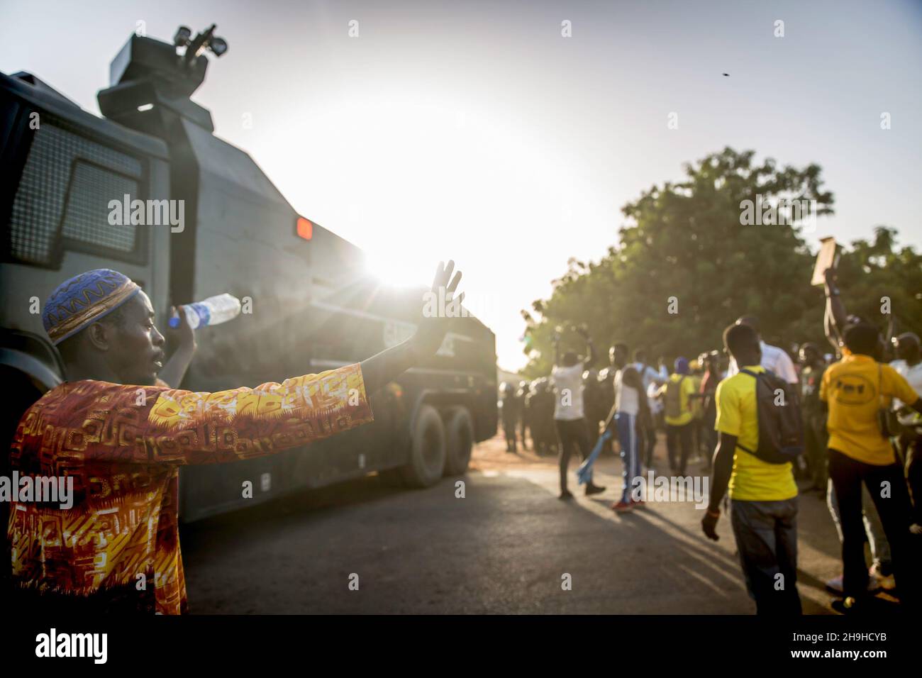 Un canon à eau est déployé pour disperser les manifestants pendant la manifestation.Les partisans de l'opposition du Parti démocratique Uni (UDP) protestent contre les résultats de l'élection présidentielle en Gambie, qui ont été rejetés par leur candidat Ousaïou Darboe.Le titulaire Adama Barrow a été retourné pour un second mandat avec une victoire retentissante. Banque D'Images