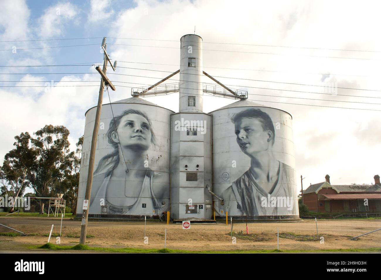 Le silo Rupanyup, qui fait partie du Victoria Silo Art Trail, dans la région de Wimmera Mallee, dans le Victoria, en Australie. Banque D'Images