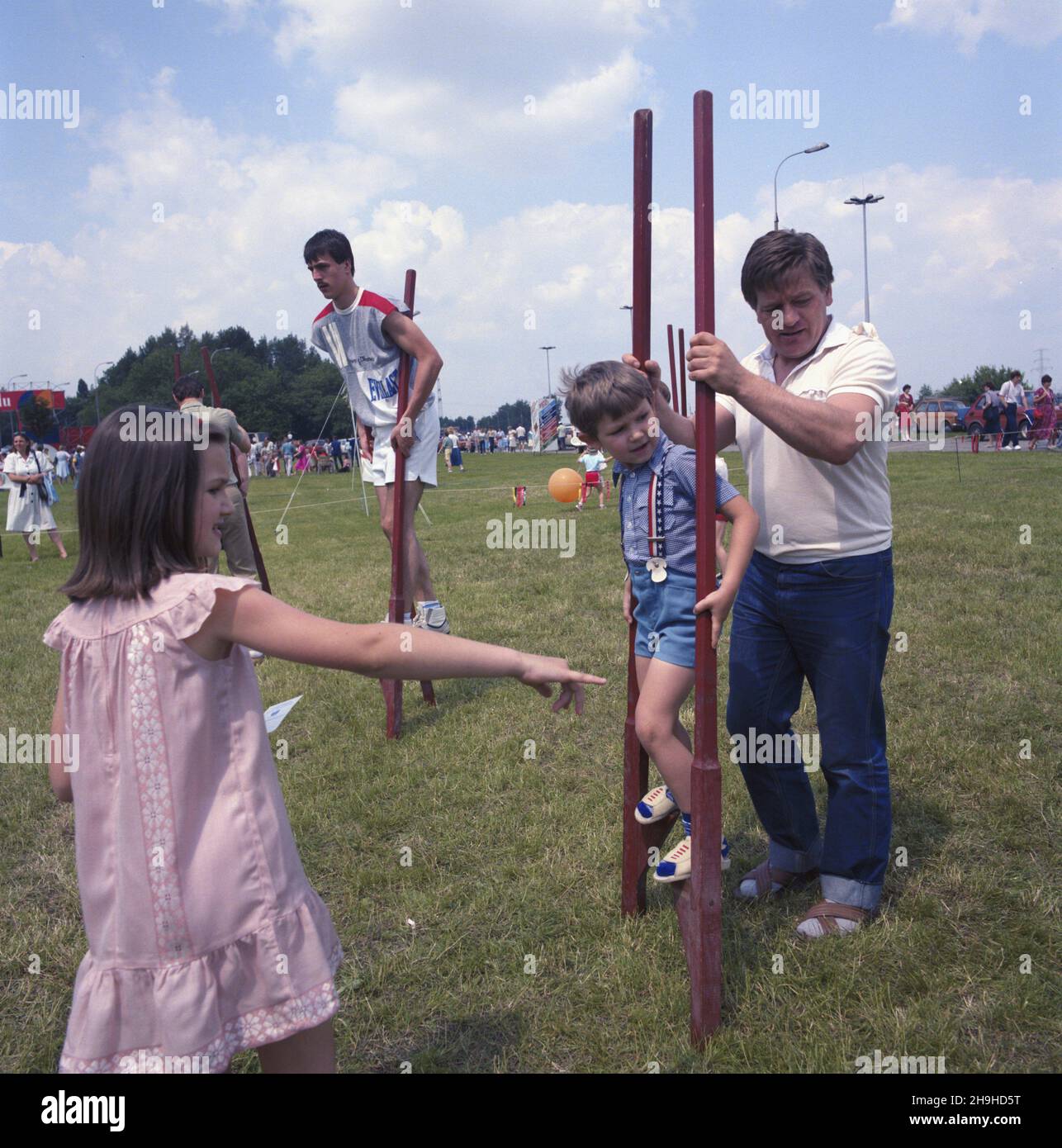 Varsovie 06.1987.Festyn na Podzamczu zorganizowany z okazji Œwiêta Trybuny Ludu (organu prasowego Polskiej Zjednoczonej Partii Robotniczej) W dniach 19-21 czerwca.NZ. Organizatorzy przygotowali wiele atrakcji dla dzieci. uu PAP/Wojciech Kryñski Dok³adny dzieñ wydarzenia nieustalony.Varsovie juin 1987.Une fête de la promotion du quotidien Trybuna Ludu (organe de presse du Parti des travailleurs Unis polonais) s'est tenue du 19 au 21 juin.Photo : la fête a présenté de nombreuses attractions pour les enfants. uu PAP/Wojciech Krynski Event Day unknown Banque D'Images