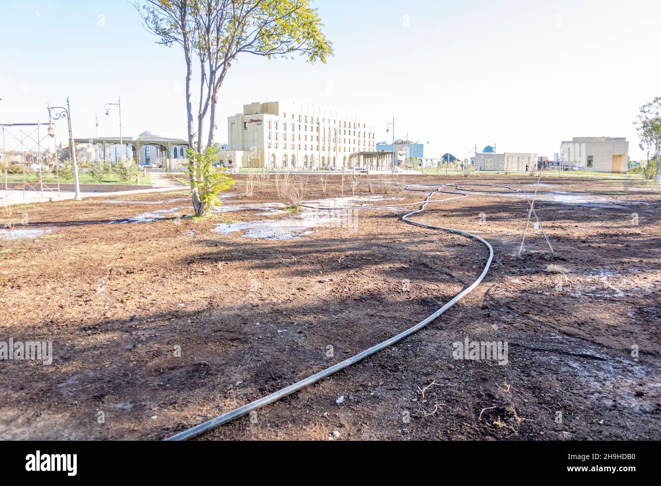 Irrigation urbaine, arrosage pour aider la croissance verte dans le centre du Turkestan, Kazakhstan, Asie centrale Banque D'Images