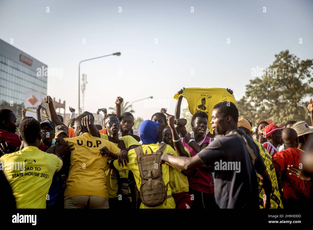 Banjul, Gambie.07ème décembre 2021.Les partisans de l'opposition du Parti démocratique Uni (UDP) forment une chaîne pour séparer les autres manifestants de la police pendant la manifestation.Les partisans de l'opposition du Parti démocratique Uni (UDP) protestent contre les résultats de l'élection présidentielle en Gambie, qui ont été rejetés par leur candidat Ousaïou Darboe.Le titulaire Adama Barrow a été retourné pour un second mandat avec une victoire retentissante.(Photo de Sally Hayden/SOPA Images/Sipa USA) crédit: SIPA USA/Alay Live News Banque D'Images