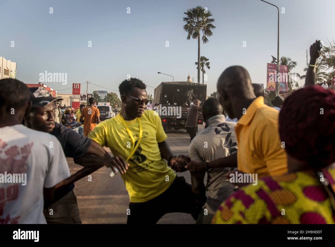 Banjul, Gambie.07ème décembre 2021.Les partisans de l'opposition du Parti démocratique Uni (UDP) forment une chaîne pour séparer les autres manifestants de la police pendant la manifestation.Les partisans de l'opposition du Parti démocratique Uni (UDP) protestent contre les résultats de l'élection présidentielle en Gambie, qui ont été rejetés par leur candidat Ousaïou Darboe.Le titulaire Adama Barrow a été retourné pour un second mandat avec une victoire retentissante.(Photo de Sally Hayden/SOPA Images/Sipa USA) crédit: SIPA USA/Alay Live News Banque D'Images