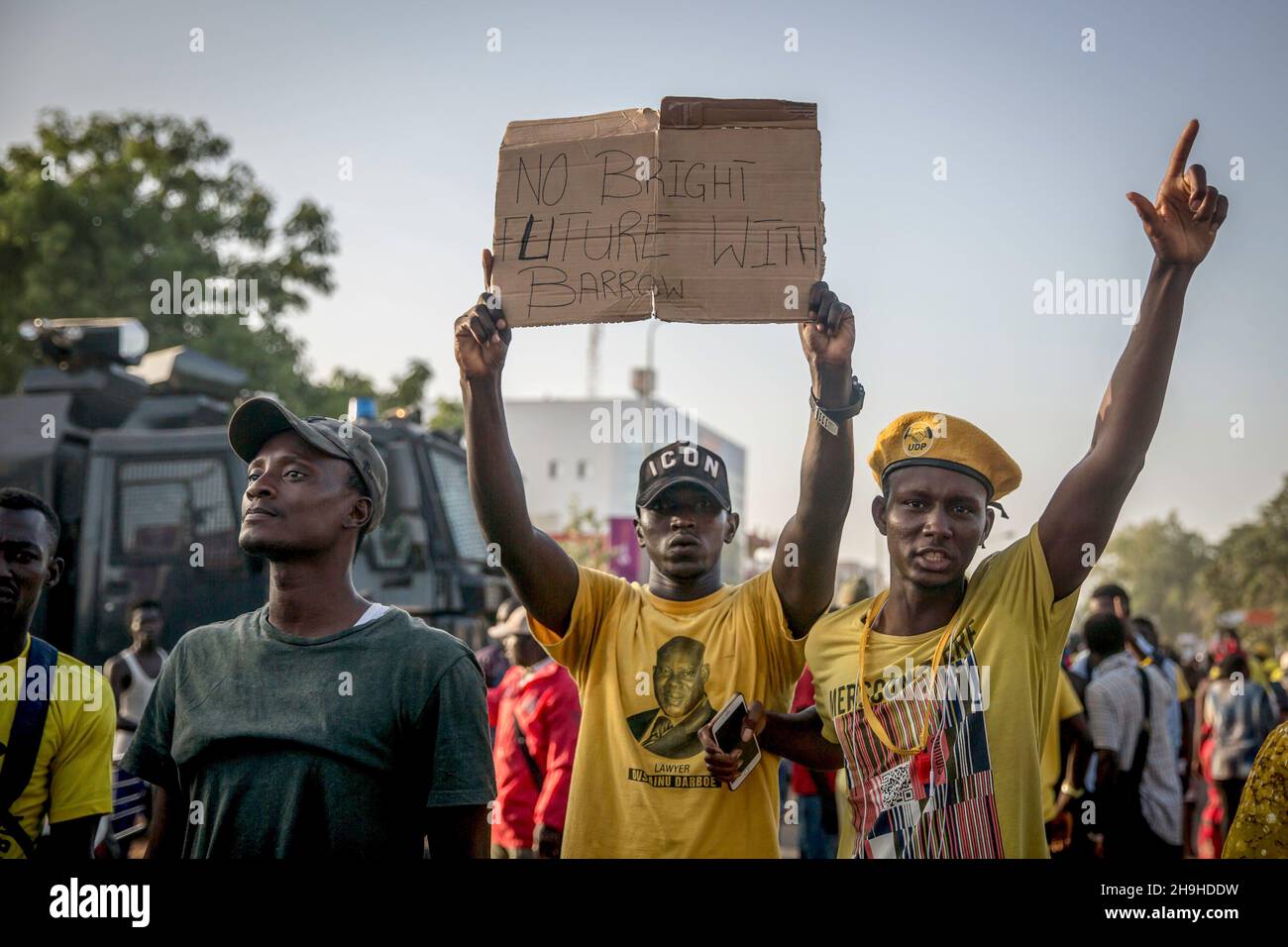 Banjul, Gambie.07ème décembre 2021.Un partisan de l'opposition Parti démocratique Uni (UDP) tient un écriteau pendant la manifestation.Les partisans de l'opposition du Parti démocratique Uni (UDP) protestent contre les résultats de l'élection présidentielle en Gambie, qui ont été rejetés par leur candidat Ousaïou Darboe.Le titulaire Adama Barrow a été retourné pour un second mandat avec une victoire retentissante.(Photo de Sally Hayden/SOPA Images/Sipa USA) crédit: SIPA USA/Alay Live News Banque D'Images