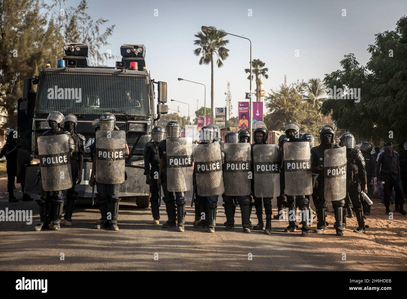 Banjul, Gambie.07ème décembre 2021.Les policiers se tiennent sur la garde au milieu de la route pendant la manifestation.Les partisans de l'opposition du Parti démocratique Uni (UDP) protestent contre les résultats de l'élection présidentielle en Gambie, qui ont été rejetés par leur candidat Ousaïou Darboe.Le titulaire Adama Barrow a été retourné pour un second mandat avec une victoire retentissante.(Photo de Sally Hayden/SOPA Images/Sipa USA) crédit: SIPA USA/Alay Live News Banque D'Images