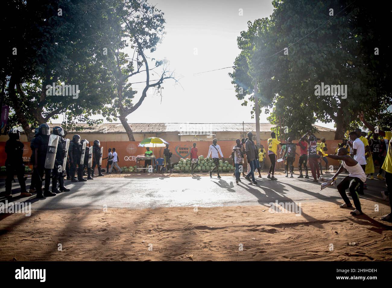 Banjul, Gambie.07ème décembre 2021.Les policiers se tiennent sur la garde au milieu de la route pendant la manifestation.Les partisans de l'opposition du Parti démocratique Uni (UDP) protestent contre les résultats de l'élection présidentielle en Gambie, qui ont été rejetés par leur candidat Ousaïou Darboe.Le titulaire Adama Barrow a été retourné pour un second mandat avec une victoire retentissante.(Photo de Sally Hayden/SOPA Images/Sipa USA) crédit: SIPA USA/Alay Live News Banque D'Images
