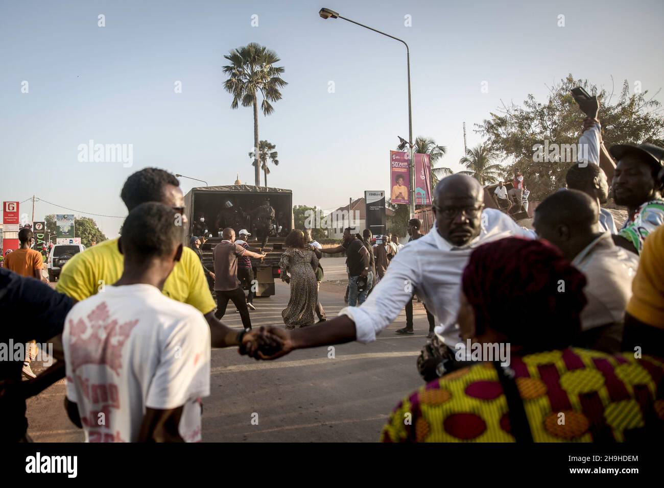 Banjul, Gambie.07ème décembre 2021.Les partisans de l'opposition du Parti démocratique Uni (UDP) forment une chaîne pour séparer les autres manifestants de la police pendant la manifestation.Les partisans de l'opposition du Parti démocratique Uni (UDP) protestent contre les résultats de l'élection présidentielle en Gambie, qui ont été rejetés par leur candidat Ousaïou Darboe.Le titulaire Adama Barrow a été retourné pour un second mandat avec une victoire retentissante.(Photo de Sally Hayden/SOPA Images/Sipa USA) crédit: SIPA USA/Alay Live News Banque D'Images