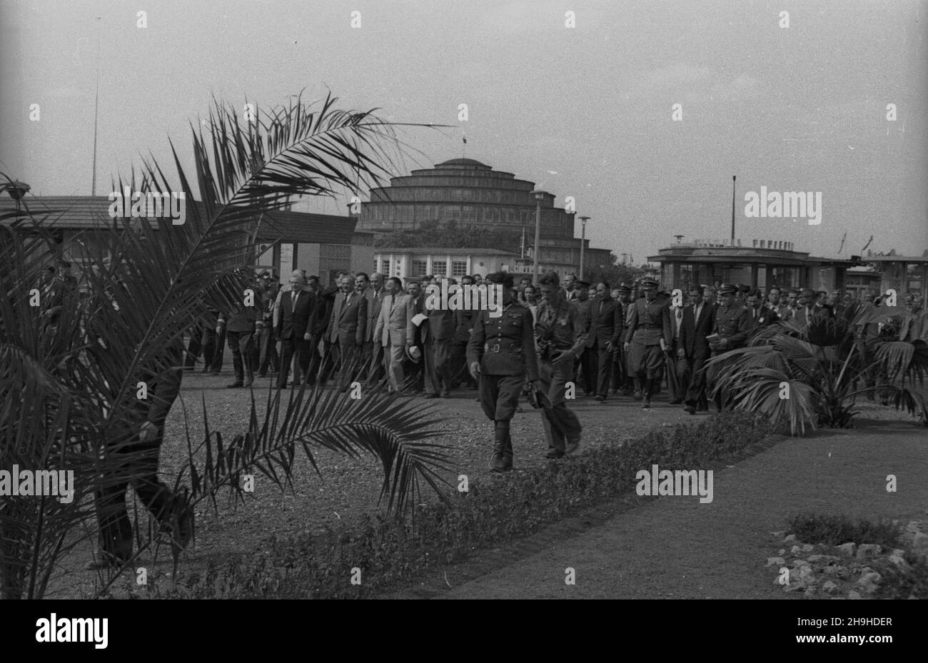 Wroc³aw, 1948-07-21.Wystawa Ziem Odzyskanych (21 lipca-31 paŸdziernika).NZ. Zaproszeni goœcie na terenie wystawowym, m.in. prezydent Boles³aw Bierut, przedstawiciele rz¹du: premier ministre Józef Cyrankiewicz, wiceminister rolnictwa Stanis³aw Tkaczow, ministre przemys³u i handlu Hilary Minc, ministre nictwa i reform rolnych D¹b-Kocio³.W g³êbi Hala Ludowa. mw PAP/Jerzy BaranowskiWroclaw, 21 juillet 1948.L'exposition des territoires regagnés, qui s'est tenue entre juillet 21 et octobre 31.Photo : invités dans les locaux de l'exposition : Président Boleslaw Bierut, représentant du gouvernement Banque D'Images