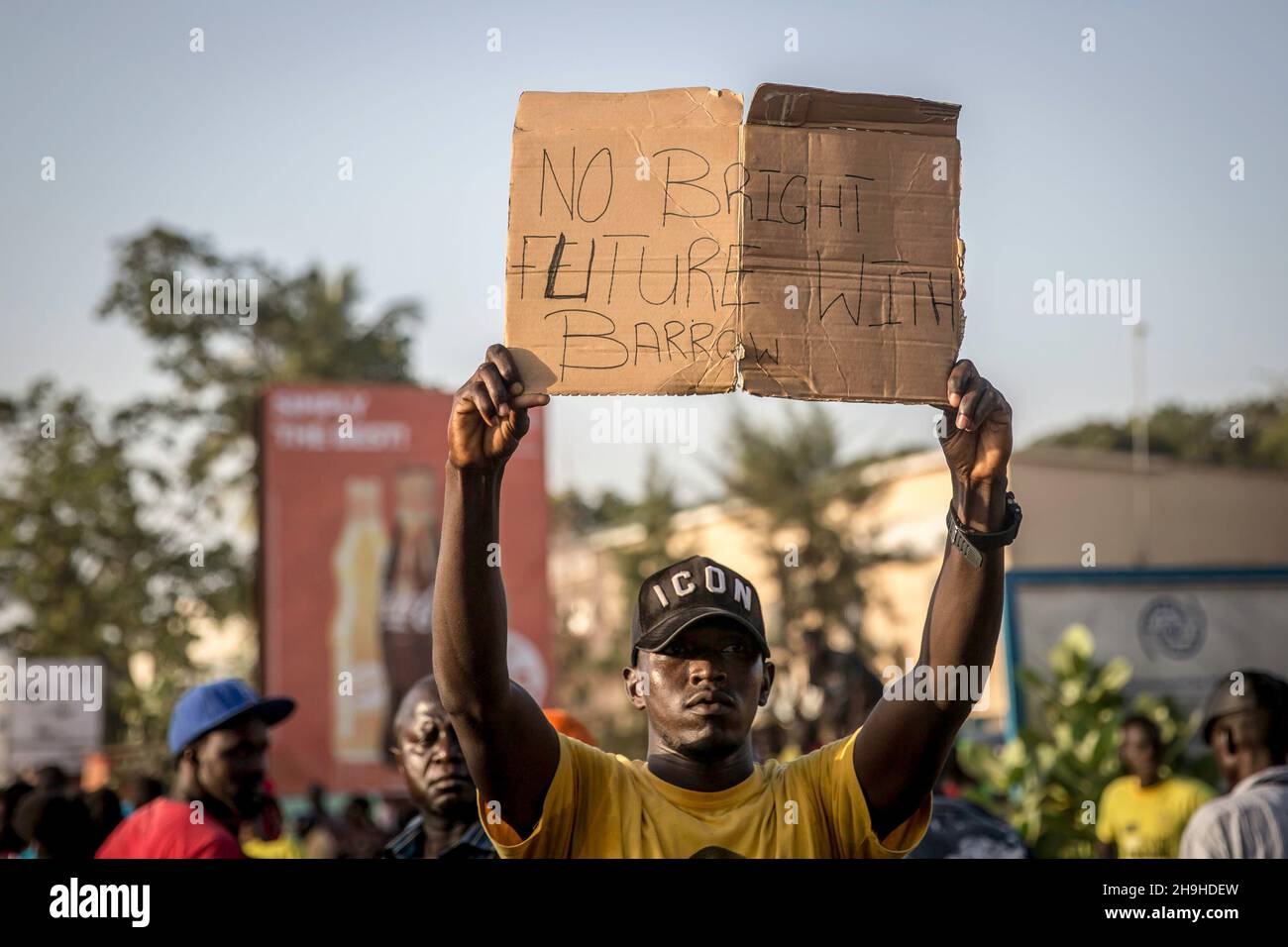 Banjul, Gambie.07ème décembre 2021.Un partisan de l'opposition Parti démocratique Uni (UDP) tient un écriteau pendant la manifestation.Les partisans de l'opposition du Parti démocratique Uni (UDP) protestent contre les résultats de l'élection présidentielle en Gambie, qui ont été rejetés par leur candidat Ousaïou Darboe.Le titulaire Adama Barrow a été retourné pour un second mandat avec une victoire retentissante.(Photo de Sally Hayden/SOPA Images/Sipa USA) crédit: SIPA USA/Alay Live News Banque D'Images