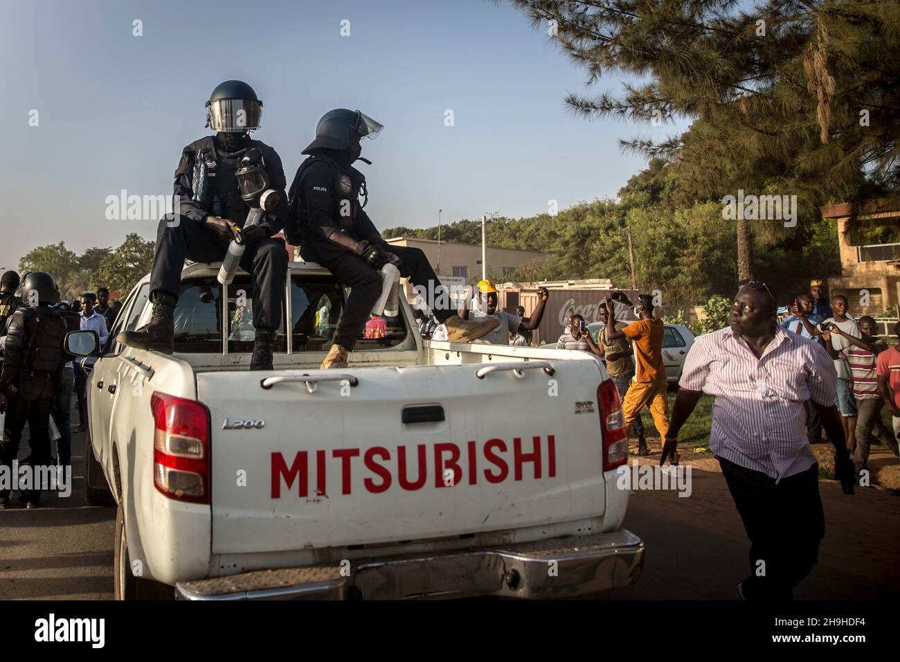 Banjul, Gambie.07ème décembre 2021.Des policiers assis à l'arrière d'une voiture pendant la manifestation.Les partisans de l'opposition du Parti démocratique Uni (UDP) protestent contre les résultats de l'élection présidentielle en Gambie, qui ont été rejetés par leur candidat Ousaïou Darboe.Le titulaire Adama Barrow a été retourné pour un second mandat avec une victoire retentissante.(Photo de Sally Hayden/SOPA Images/Sipa USA) crédit: SIPA USA/Alay Live News Banque D'Images