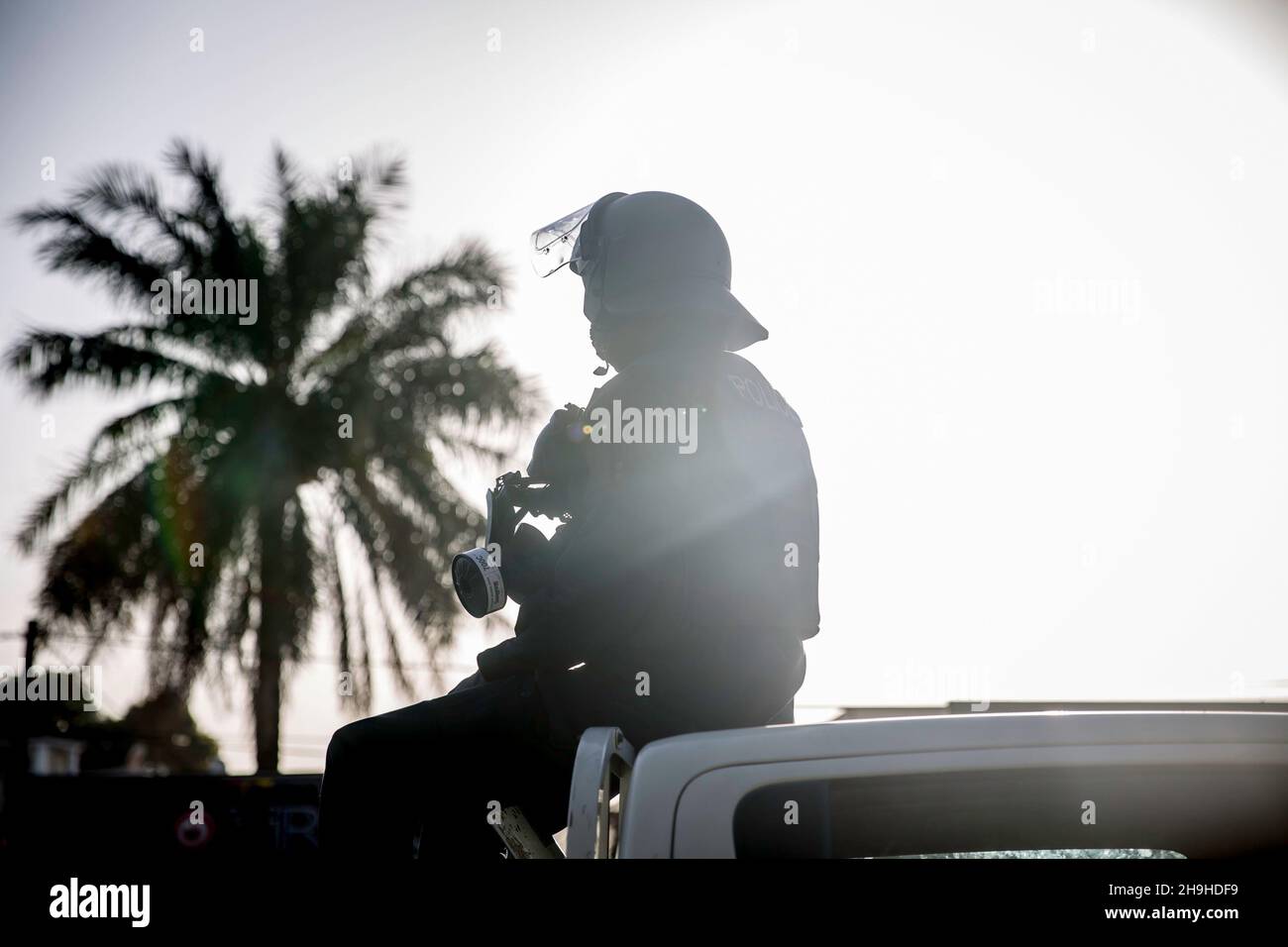 Banjul, Gambie.07ème décembre 2021.Un policier s'assoit à l'arrière d'une voiture pendant la manifestation.Les partisans de l'opposition du Parti démocratique Uni (UDP) protestent contre les résultats de l'élection présidentielle en Gambie, qui ont été rejetés par leur candidat Ousaïou Darboe.Le titulaire Adama Barrow a été retourné pour un second mandat avec une victoire retentissante.(Photo de Sally Hayden/SOPA Images/Sipa USA) crédit: SIPA USA/Alay Live News Banque D'Images