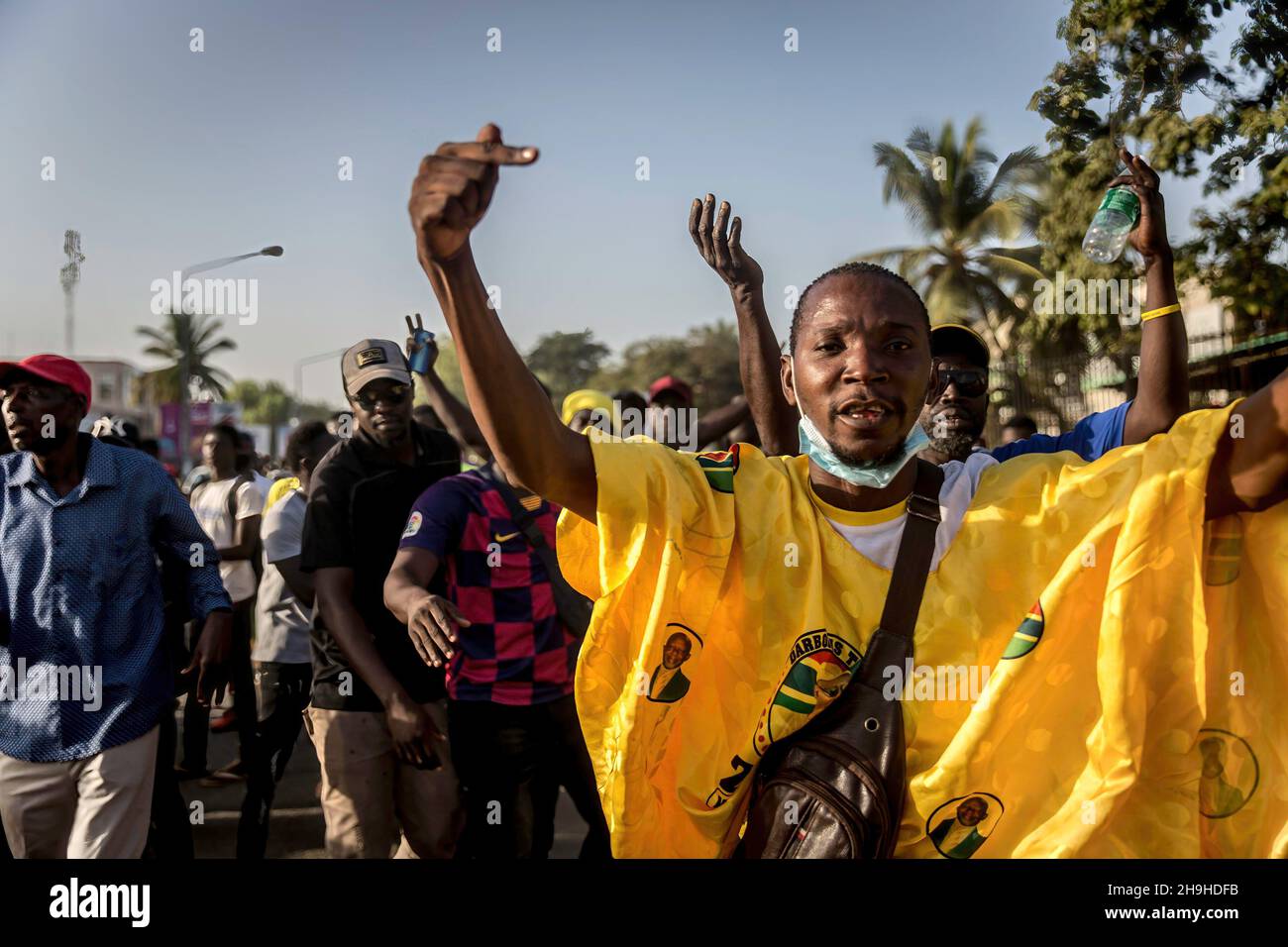 Banjul, Gambie.07ème décembre 2021.Un partisan de l'opposition, le Parti démocratique Uni (UDP), fait des gestes pendant la manifestation.Les partisans de l'opposition du Parti démocratique Uni (UDP) protestent contre les résultats de l'élection présidentielle en Gambie, qui ont été rejetés par leur candidat Ousaïou Darboe.Le titulaire Adama Barrow a été retourné pour un second mandat avec une victoire retentissante.(Photo de Sally Hayden/SOPA Images/Sipa USA) crédit: SIPA USA/Alay Live News Banque D'Images