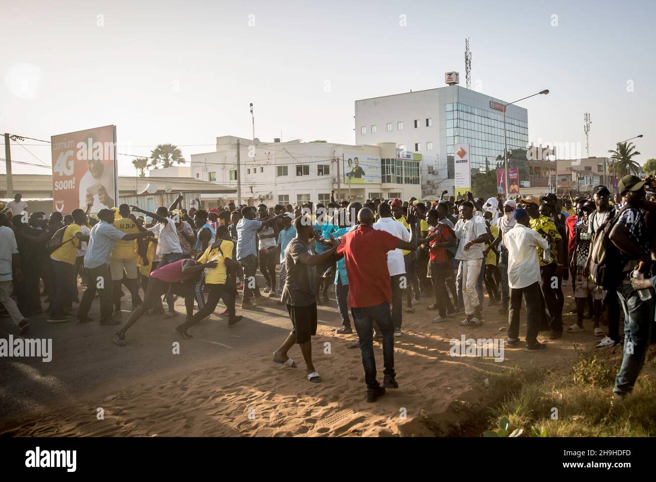 Banjul, Gambie.07ème décembre 2021.Les partisans de l'opposition du Parti démocratique Uni (UDP) se rassemblent dans les rues pendant la manifestation.Les partisans de l'opposition du Parti démocratique Uni (UDP) protestent contre les résultats de l'élection présidentielle en Gambie, qui ont été rejetés par leur candidat Ousaïou Darboe.Le titulaire Adama Barrow a été retourné pour un second mandat avec une victoire retentissante.(Photo de Sally Hayden/SOPA Images/Sipa USA) crédit: SIPA USA/Alay Live News Banque D'Images