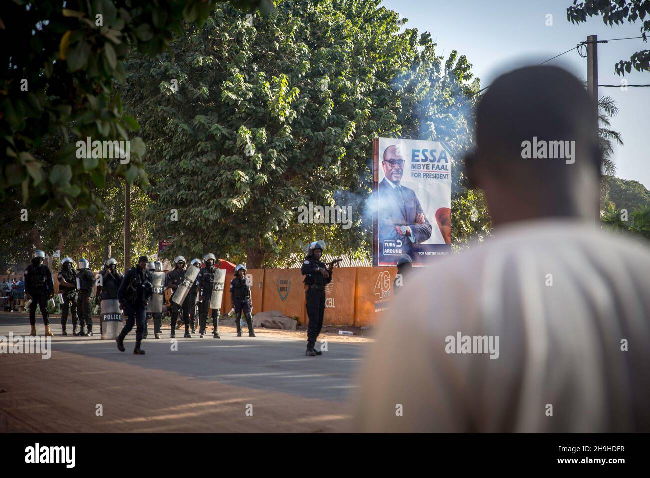 Banjul, Gambie.07ème décembre 2021.Pendant la manifestation, les policiers ont incendié des gaz à effet de feu en direction des partisans de l'opposition du Parti démocratique Uni (UDP).Les partisans de l'opposition du Parti démocratique Uni (UDP) protestent contre les résultats de l'élection présidentielle en Gambie, qui ont été rejetés par leur candidat Ousaïou Darboe.Le titulaire Adama Barrow a été retourné pour un second mandat avec une victoire retentissante.(Photo de Sally Hayden/SOPA Images/Sipa USA) crédit: SIPA USA/Alay Live News Banque D'Images