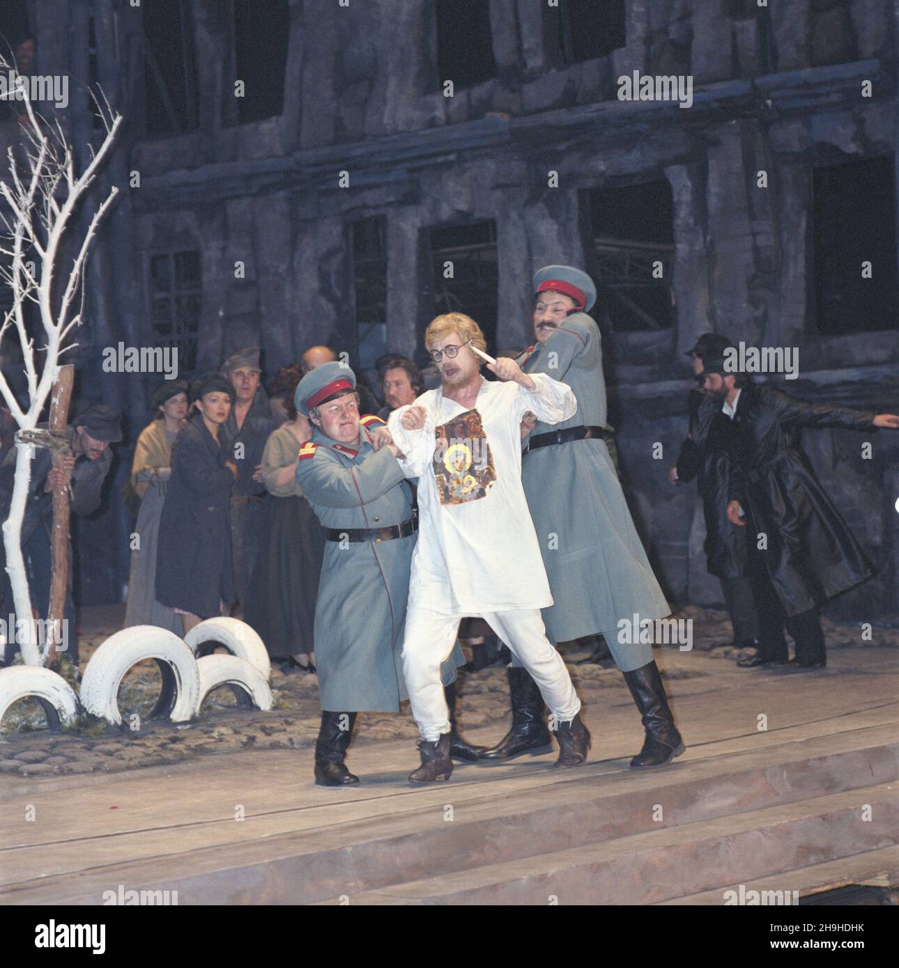 Varsovie 30.05.1987.Teatr Wielki.Próba generalna opery Mistrza i Ma³gorzaty W re¿yserii Marka Grzesiñskiego.NZ. scena aresztowania Bezdomnego. ka PAP/Grzegorz RogiñskiVarsovie 30 mai 1987.Le Grand Theate.La dernière répétition de l'opéra intitulé Maître et Marguerite directd par Marek Grzesinski.Photo : arrestation d'Ivan Bezdomniy. ka PAP/Grzegorz Roginski Banque D'Images