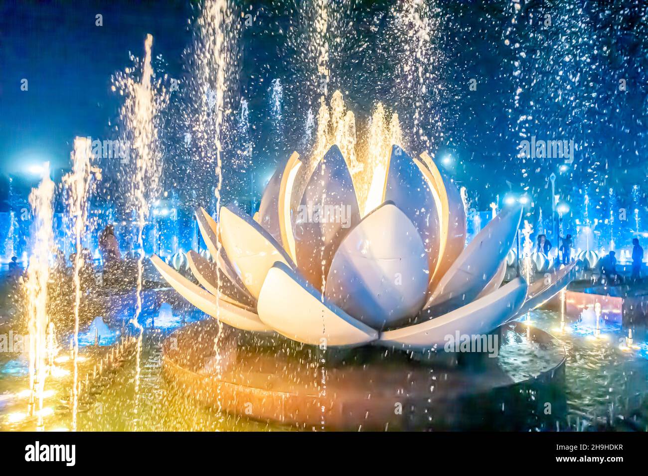 Fontaine musicale en forme de Lotus, une attraction touristique dans le Turskistan, Kazakhstan, Asie centrale Banque D'Images