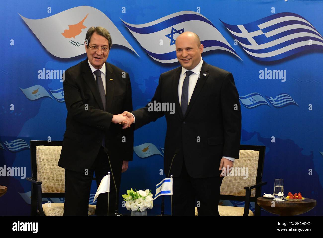 Jérusalem, Israël.07ème décembre 2021.Le Premier ministre israélien Naftali Bennett (R) rencontre le président chypriote Nicos Anastasiades avant le sommet trilatéral Israël-Chypre-Grèce à Jérusalem, en Israël, le mardi 7 décembre 2021.Photo de piscine par Rafi Kotz/UPI crédit: UPI/Alay Live News Banque D'Images