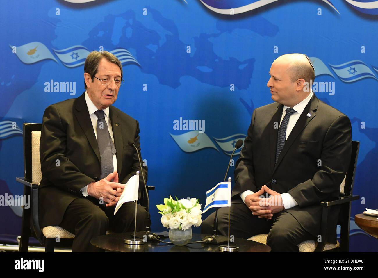 Jérusalem, Israël.07ème décembre 2021.Le Premier ministre israélien Naftali Bennett (R) rencontre le président chypriote Nicos Anastasiades avant le sommet trilatéral Israël-Chypre-Grèce à Jérusalem, en Israël, le mardi 7 décembre 2021.Photo de piscine par Rafi Kotz/UPI crédit: UPI/Alay Live News Banque D'Images