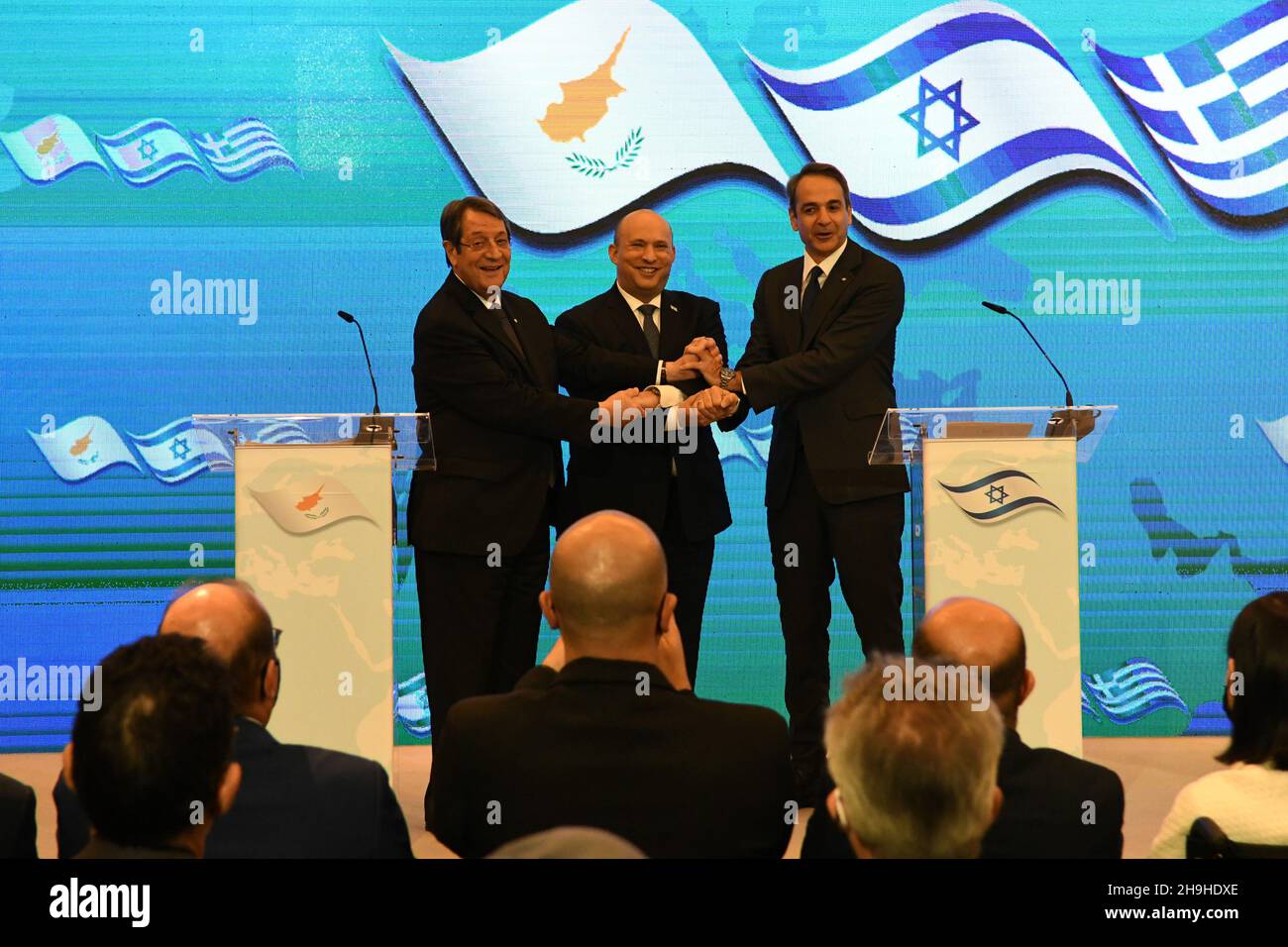 Jérusalem, Israël.07ème décembre 2021.Le Premier ministre israélien Naftali Bennett (C) rencontre le Premier ministre grec Kyriakos Mitsotakis (R) et le président chypriote Nicos Anastasiades (L) lors du sommet trilatéral Israël-Chypre-Grèce à Jérusalem, en Israël, le mardi 7 décembre 2021.Photo de piscine par Rafi Kotz/UPI crédit: UPI/Alay Live News Banque D'Images