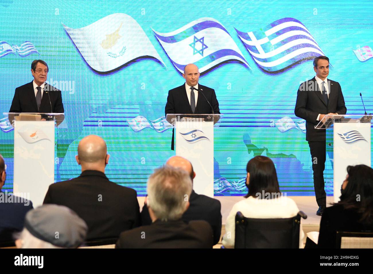 Jérusalem, Israël.07ème décembre 2021.Le Premier ministre israélien Naftali Bennett (C) rencontre le Premier ministre grec Kyriakos Mitsotakis (R) et le président chypriote Nicos Anastasiades (L) lors du sommet trilatéral Israël-Chypre-Grèce à Jérusalem, en Israël, le mardi 7 décembre 2021.Photo de piscine par Rafi Kotz/UPI crédit: UPI/Alay Live News Banque D'Images