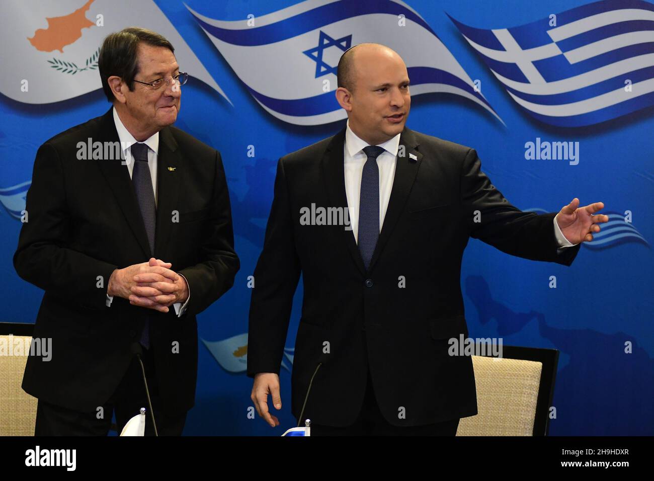 Jérusalem, Israël.07ème décembre 2021.Le Premier ministre israélien Naftali Bennett (R) rencontre le président chypriote Nicos Anastasiades avant le sommet trilatéral Israël-Chypre-Grèce à Jérusalem, en Israël, le mardi 7 décembre 2021.Photo de piscine par Rafi Kotz/UPI crédit: UPI/Alay Live News Banque D'Images