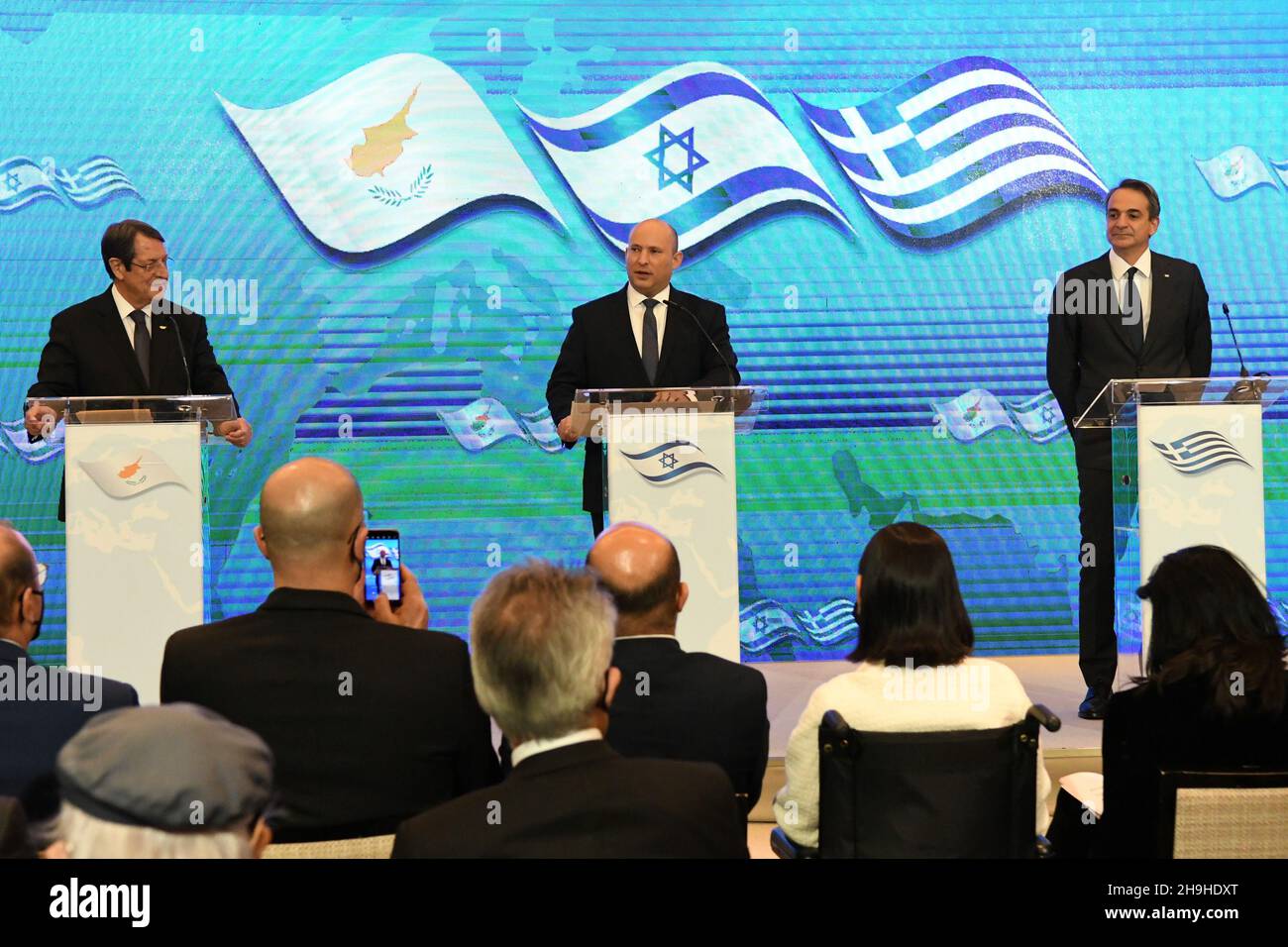 Jérusalem, Israël.07ème décembre 2021.Le Premier ministre israélien Naftali Bennett (C) rencontre le Premier ministre grec Kyriakos Mitsotakis (R) et le président chypriote Nicos Anastasiades (L) lors du sommet trilatéral Israël-Chypre-Grèce à Jérusalem, en Israël, le mardi 7 décembre 2021.Photo de piscine par Rafi Kotz/UPI crédit: UPI/Alay Live News Banque D'Images