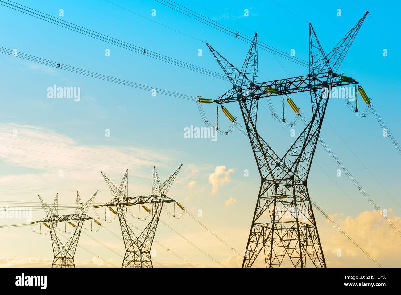 Lignes électriques sortant d'un barrage d'Itaipu, État de Parana, Brésil Banque D'Images