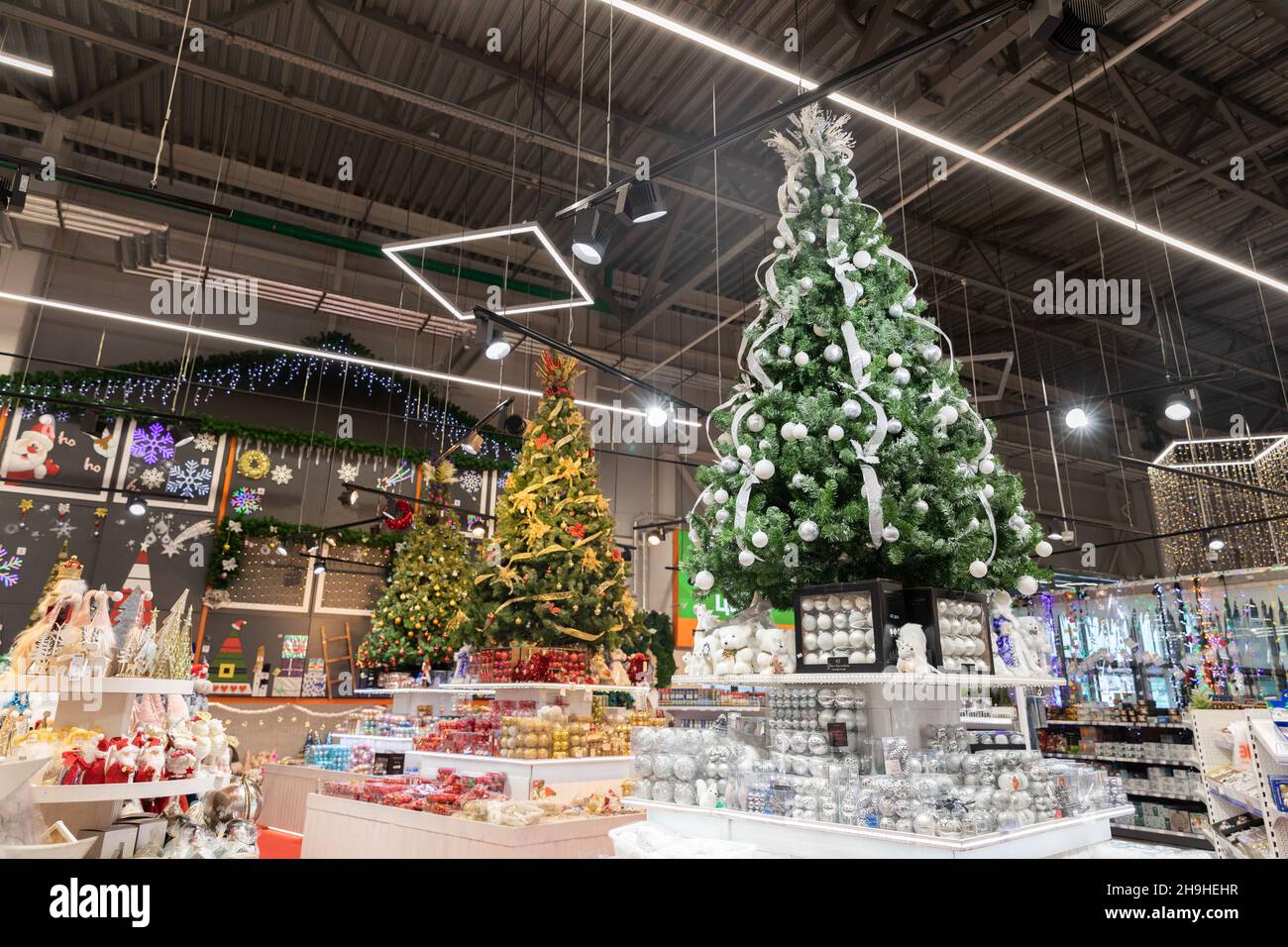 Minsk, Bélarus - 29 novembre 2021 : exposition du nouvel an dans le magasin avec des arbres et des décorations pour l'arbre de Noël Banque D'Images