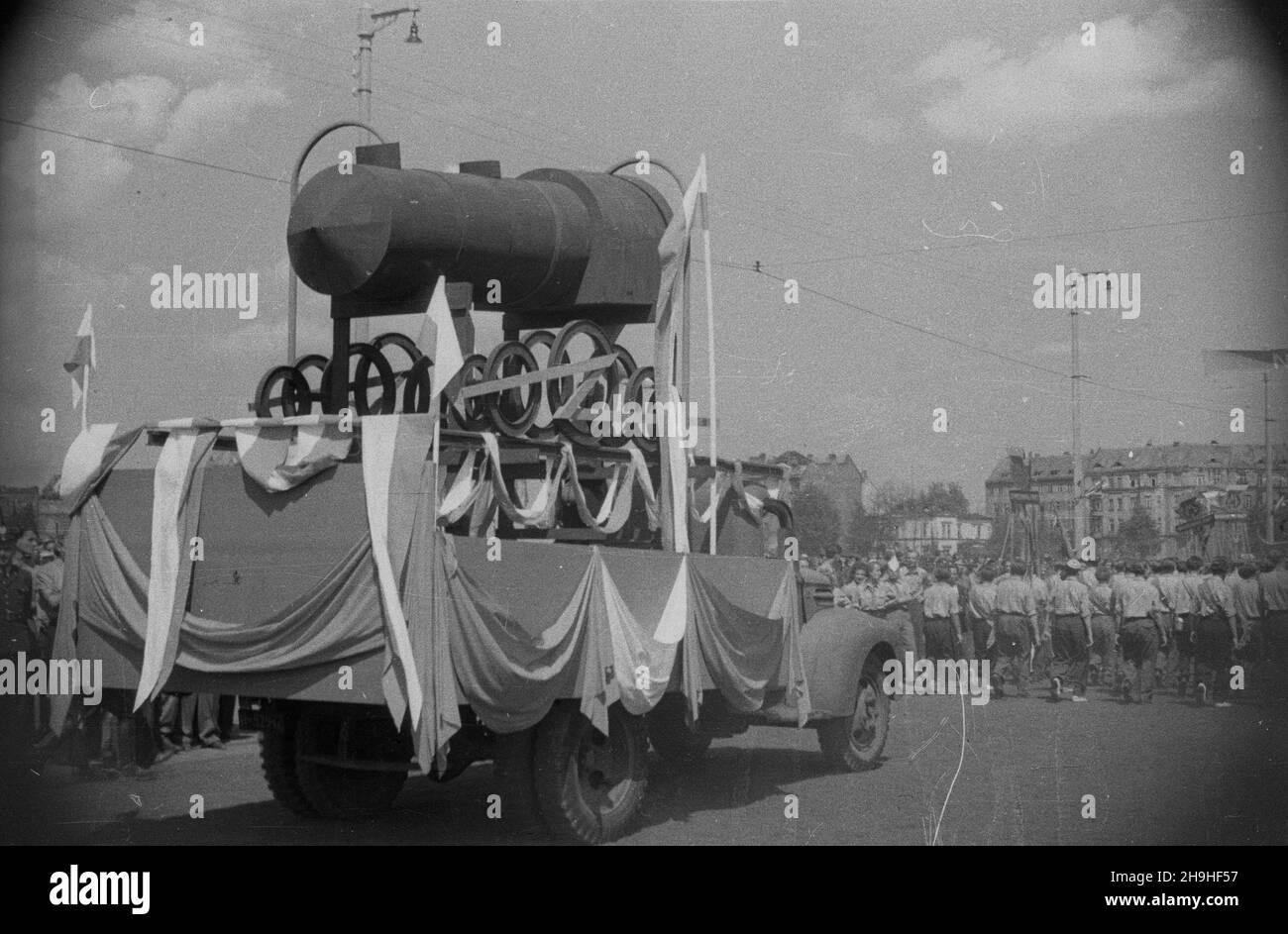 Wroc³aw, 1948-07-22.Plac Grunwaldzki.Defilada z okazji i Zlotu Zwi¹zku M³odzie¿y Polskiej (ZMP) W dniu Narodowego Œwiêta Odrodzenia Polski. bk PAPWroclaw, 22 juillet 1948.Place Grunwaldzki.Un défilé à l'occasion du 1er rassemblement de l'Union polonaise de la jeunesse, à l'occasion de la Journée nationale de la renaissance de la Pologne. bk PAP Banque D'Images