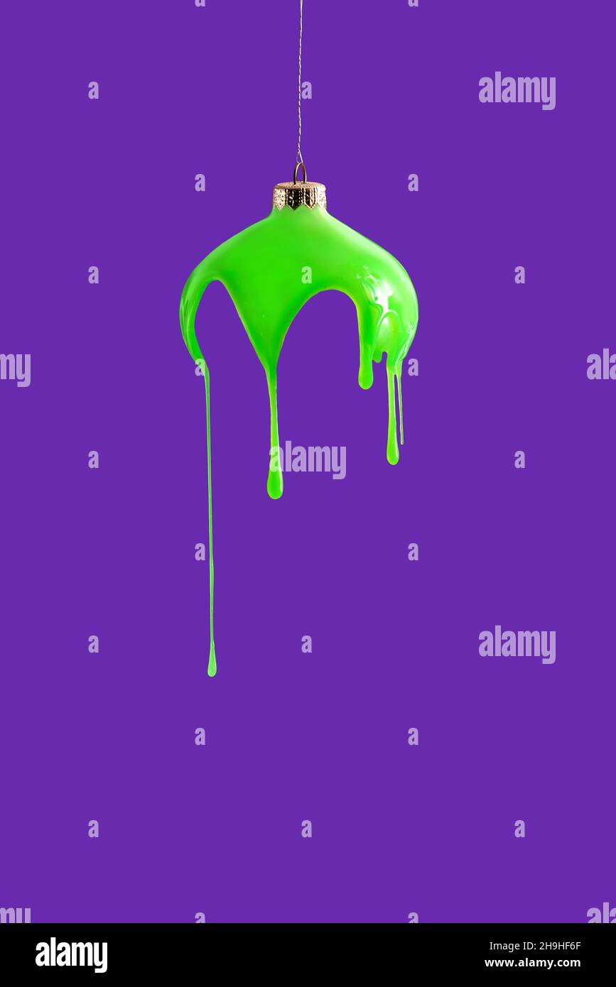 La peinture au néon coule du ballon du nouvel an. Banque D'Images