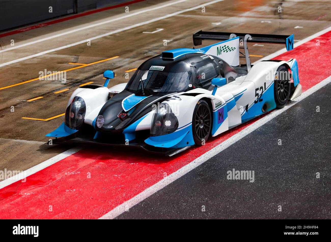 Vue de trois quarts avant d'un Ligier JSP3, qui se qualifie pour les Masters Endurance Legends, au Silverstone Classic 2021 Banque D'Images