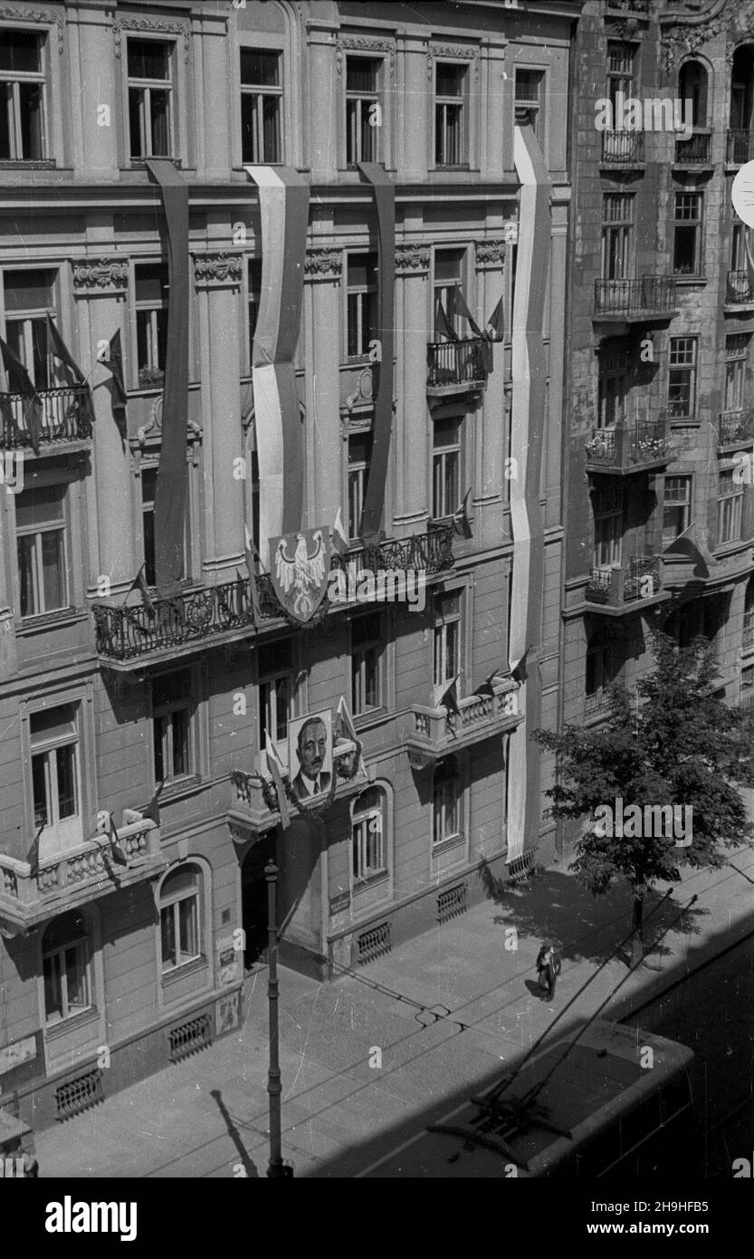 Varsovie, 1948-07-22.Kamienica przy ul.Bagatela 12, udekorowana z okazji Narodowego Œwiêta Odrodzenia Polski.Na fasadzie bia³o-czerwone i czerwone flagi, piastowski orze³ oraz portret prezydenta Boles³awa Bieruta. bb PAP/Stanis³aw D¹browieckiVarsovie, le 22 juillet 1948.Une maison de location au 12 rue Bagatela, décorée à l'occasion de la fête nationale de la renaissance de la Pologne.Sur la façade des drapeaux rouge-blanc et rouge, l'aigle de la dynastie Piast et le portrait du président Boleslaw Bierut. bb PAP/Stanislaw Dabrowiecki Banque D'Images