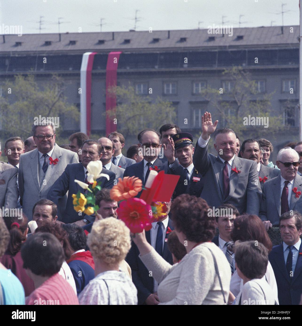 Varsovie 01.05.1987.Obchody Œwiêta Pracy.NZ. na trybunie honorowej W pierwszym rzêdzie od lewej: marsza³ek Sejmu Roman Malinowski, prezes Rady Ministrów Zbigniew Messner, I sekretarz Komitetu Centralnego Polskiej Zjednoczonj przewodnicz¹cy Prystánicek ki Pryzki k.ziszisziszki Jab³oñski, genera³ kc Pryzisterzisterzisterz cz³onek Pryzisterzistar Pázisterzisz Pázisz Pázisz PánicekVarsovie, le 1er mai 1987.Défilé de MAYDAY à Varsovie.Sur la tribune (première rangée à partir de la gauche): Le Président de la Chambre basse, Roman Malinowski, le Premier ministre, Zbigniew Messner, First se Banque D'Images