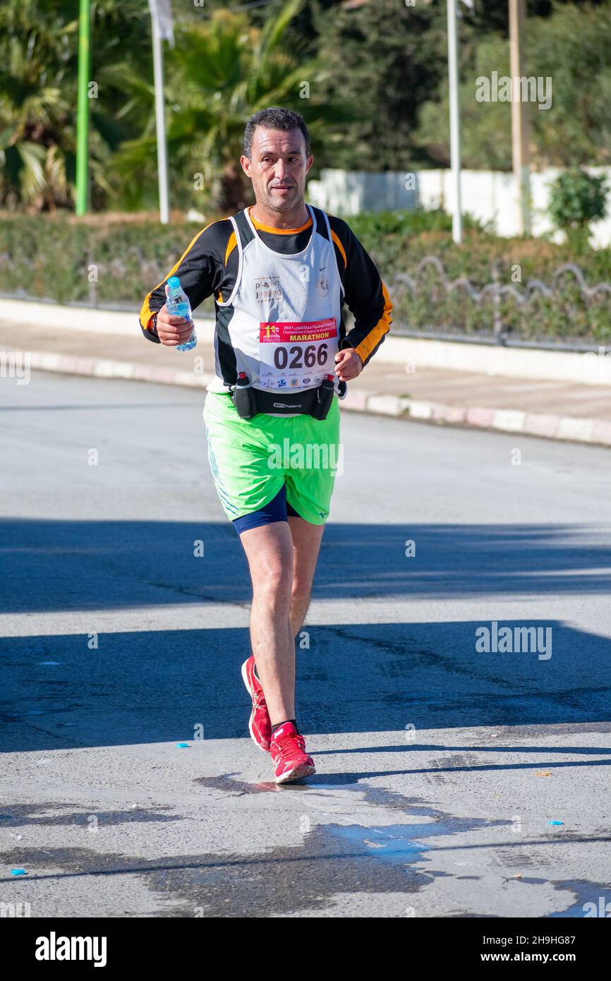 El Madher, Batna, Algérie - 12-04-2021: Coureurs en compétition pour gagner le Marathon International Medghacen après avoir traversé 22 km de la ville de Batna à El Madher ci Banque D'Images