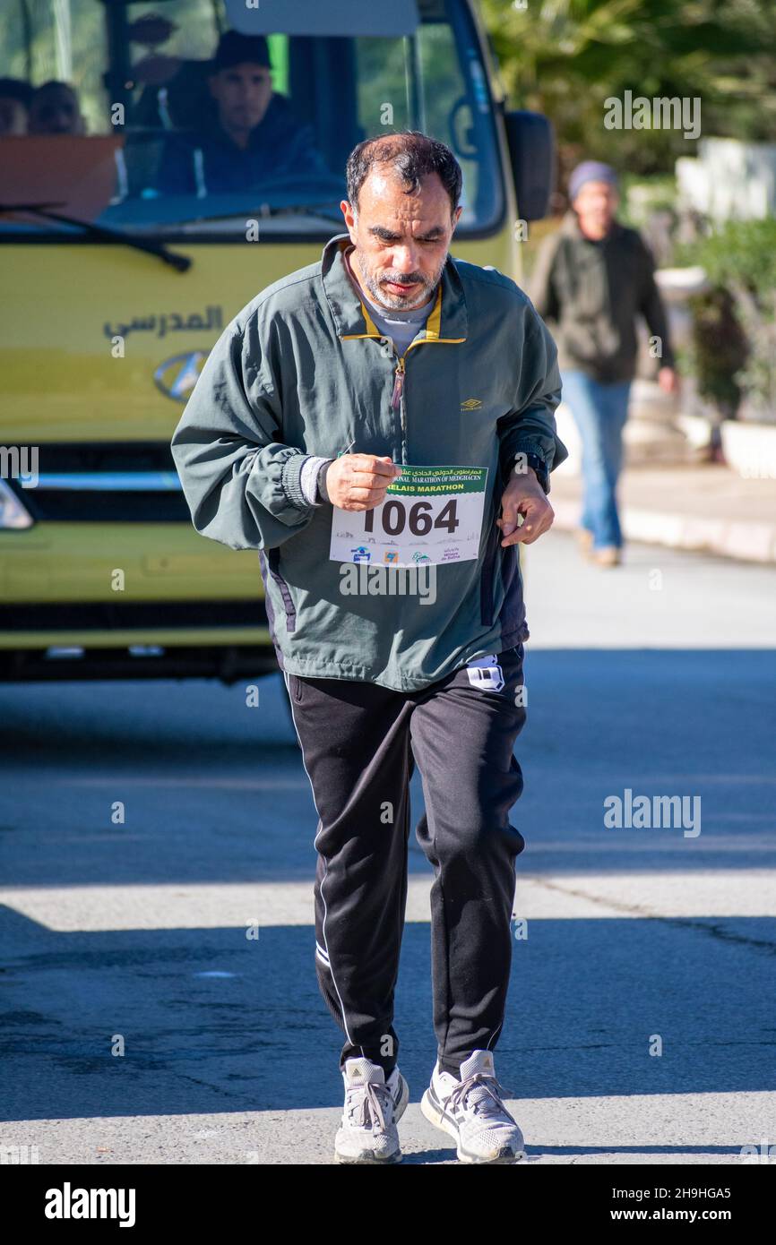 El Madher, Batna, Algérie - 12-04-2021: Coureurs en compétition pour gagner le Marathon International Medghacen après avoir traversé 22 km de la ville de Batna à El Madher ci Banque D'Images