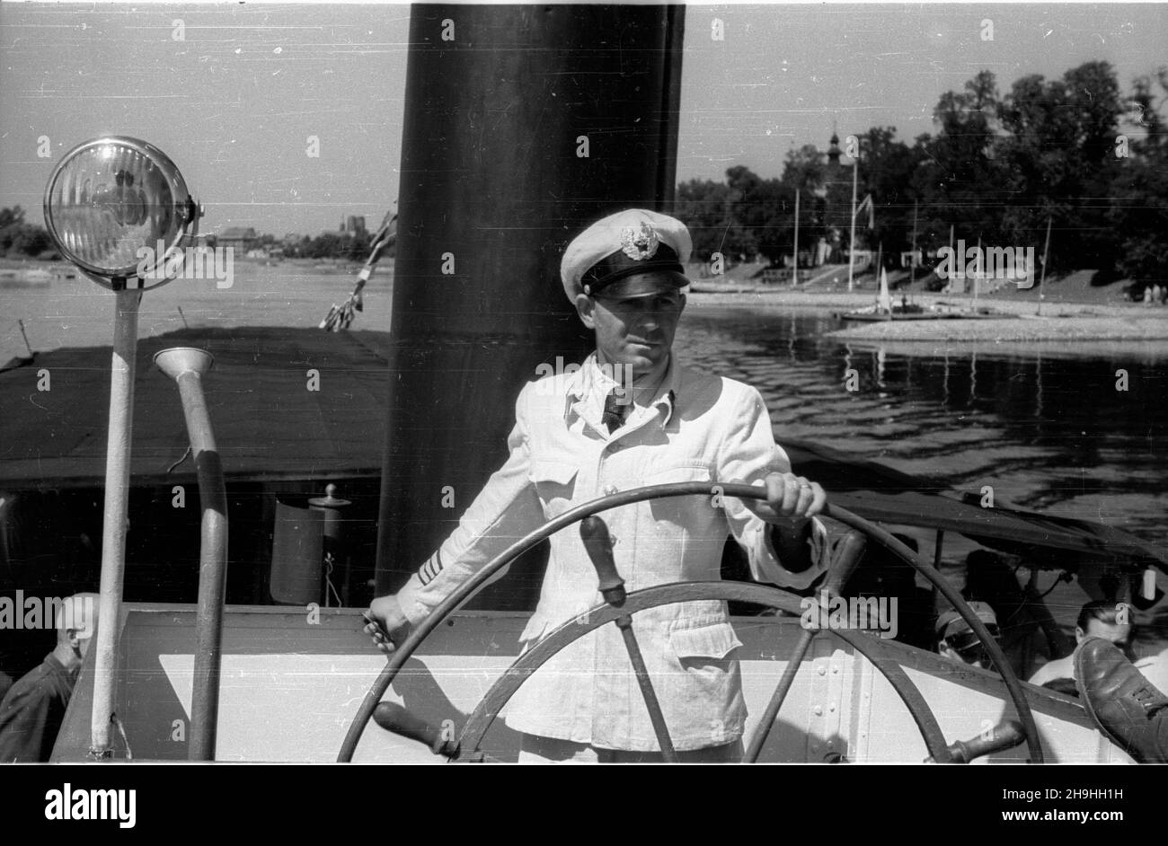 Wroc³aw, 1948-08.Wystawa Ziem Odzyskanych (21 lipca-31 paŸdziernika).Rejs po Odrze, zorganizawany dla zwiedzaj¹cych wystawê.kapitan statku wycieczkowego Kinga. ka PAP Dok³adny dzieñ wydarzenia nieustalony.Wroclaw, août 1948.L'exposition des territoires regagnés (juillet 21 - octobre 31).Une croisière sur le fleuve Odra, organisée pour les visiteurs de l'exposition.Photo : le capitaine du bateau de plaisance Kinga. ka PAP Banque D'Images