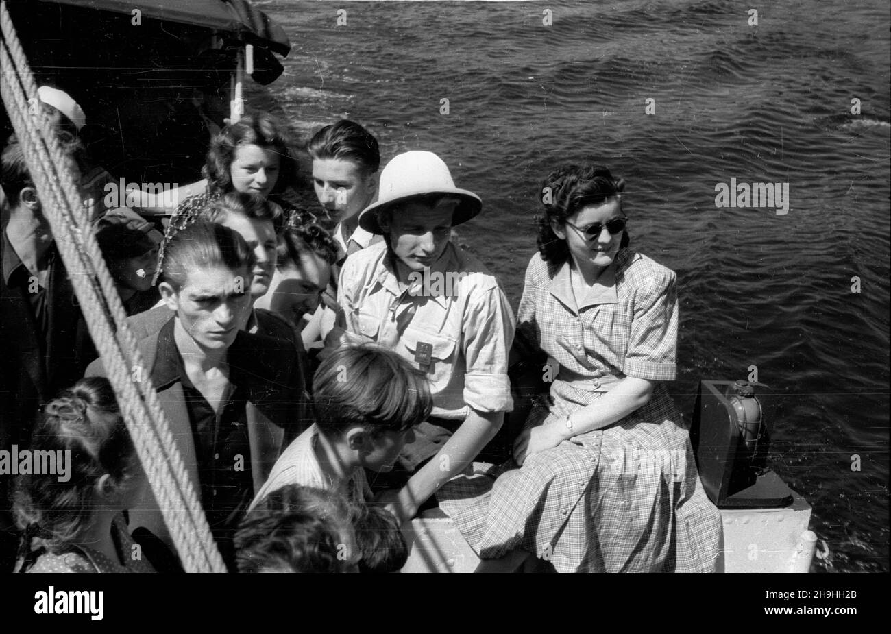 Wroc³aw, 1948-08.Wystawa Ziem Odzyskanych (21 lipca-31 paŸdziernika).Rejs po Odrze, zorganizawany dla zwiedzaj¹cych wystawê.pasa¿erowie na pok³adzie statku wycieczkowego Kinga. ka PAP Dok³adny dzieñ wydarzenia nieustalony.Wroclaw, août 1948.L'exposition des territoires regagnés (juillet 21 - octobre 31).Une croisière sur le fleuve Odra, organisée pour les visiteurs de l'exposition.Photo : passagers à bord du bateau de plaisance Kinga. ka PAP Banque D'Images
